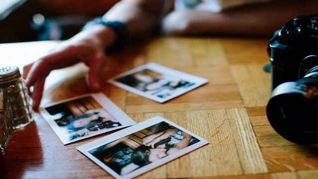 Nam sinh dat may quay len trong nha ve sinh, tong tien co giao hinh anh