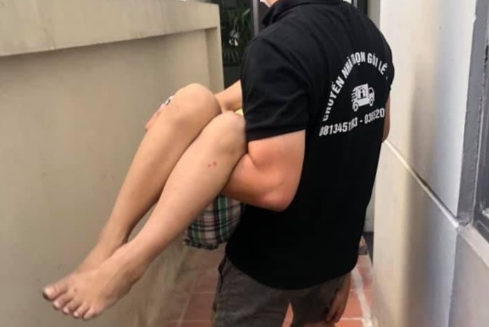 Be trai 10 tuoi roi tu tang 5 chung cu hinh anh