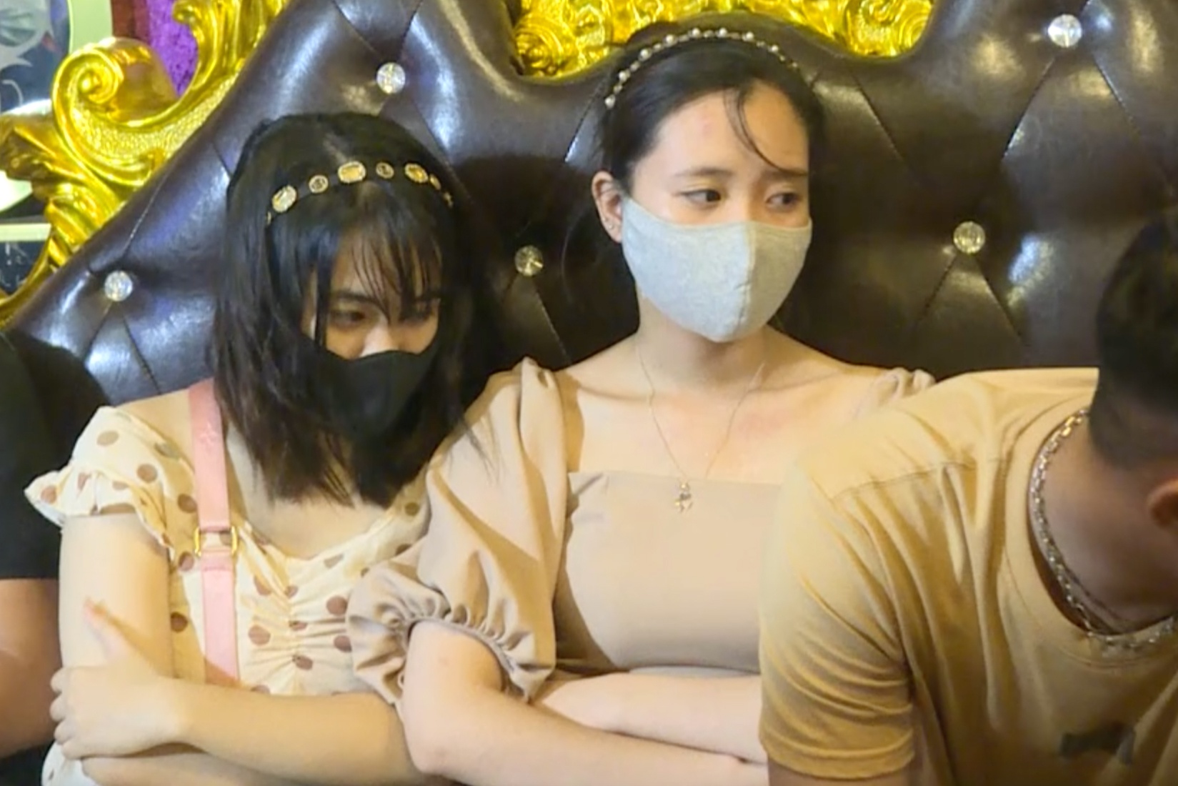 20 nam, nu tu tap uong bia tai quan karaoke Z76 hinh anh