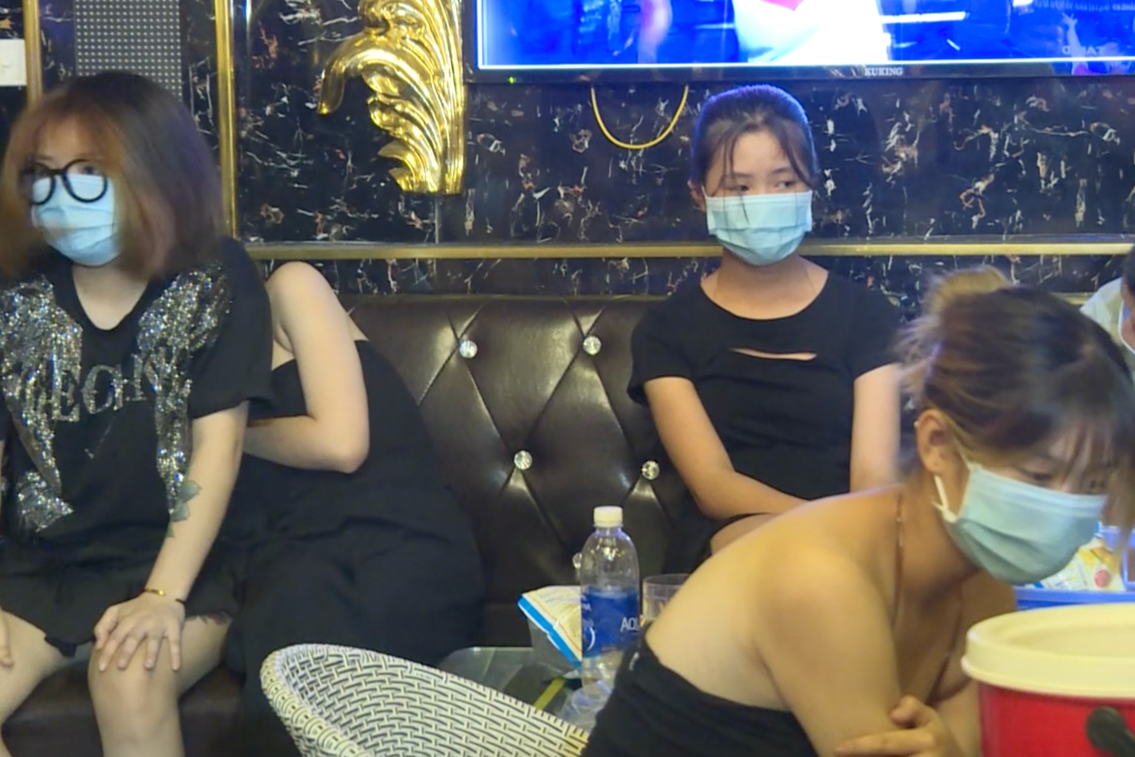 20 nam, nu tu tap o quan karaoke dot dich Covid-19 hinh anh