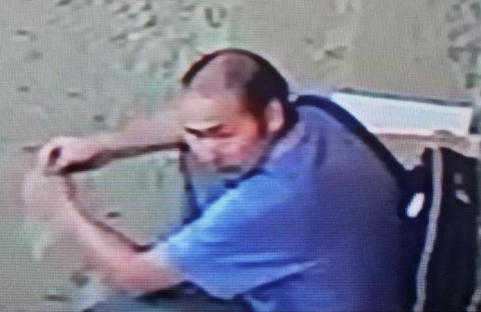 Them thong tin nhan dang nguoi dan ong nghi bi thieu truoc cua nha xac hinh anh