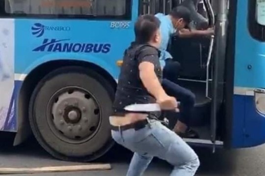 Dieu tra vu nhan vien xe buyt bi ke dao vao co o Ha Noi hinh anh