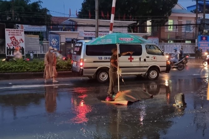 Dat xe may qua duong, nguoi dan ong bi oto dau keo can chet hinh anh