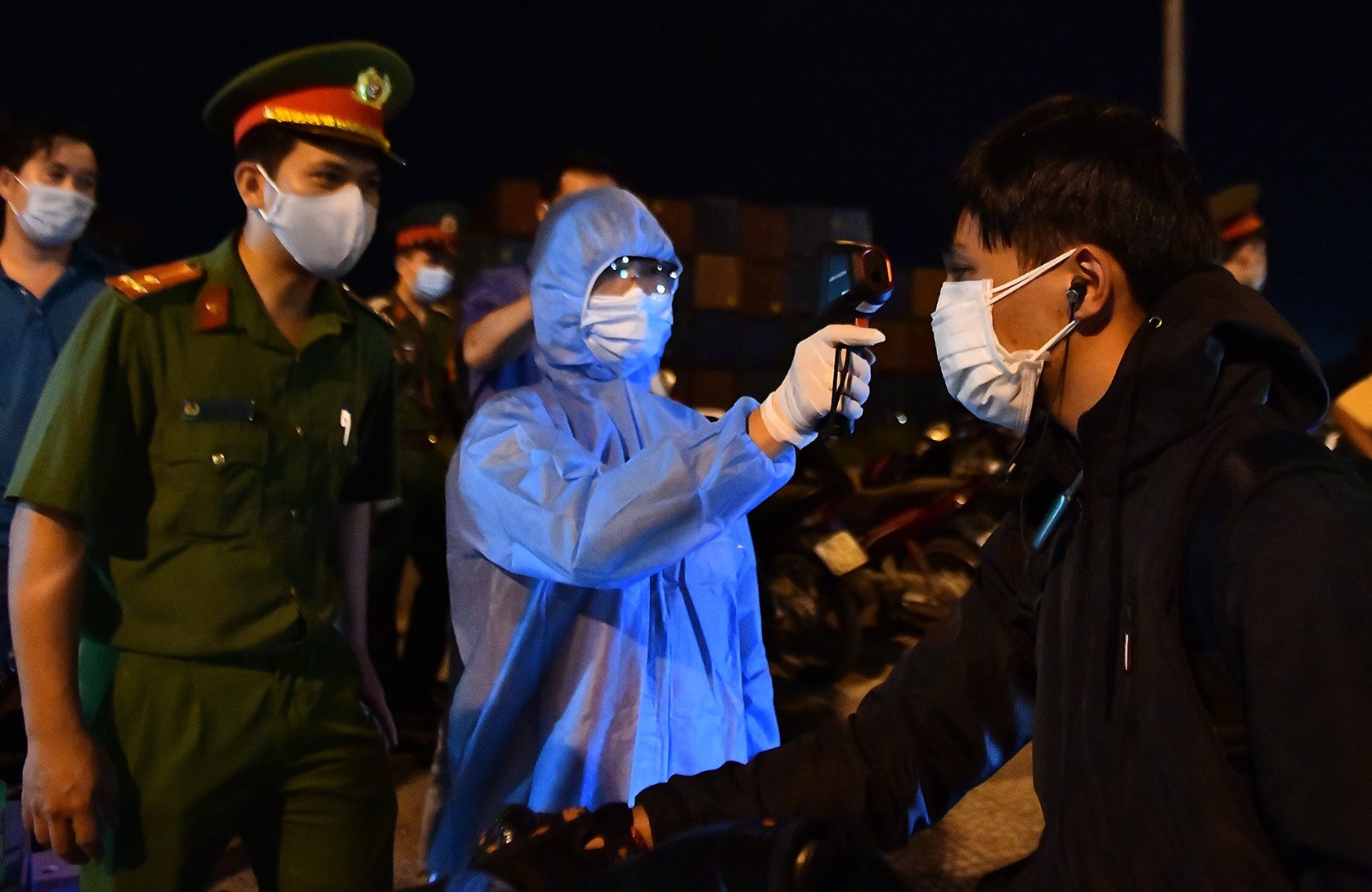 Khan truong cach ly nguoi tren xe khach co F0 hinh anh