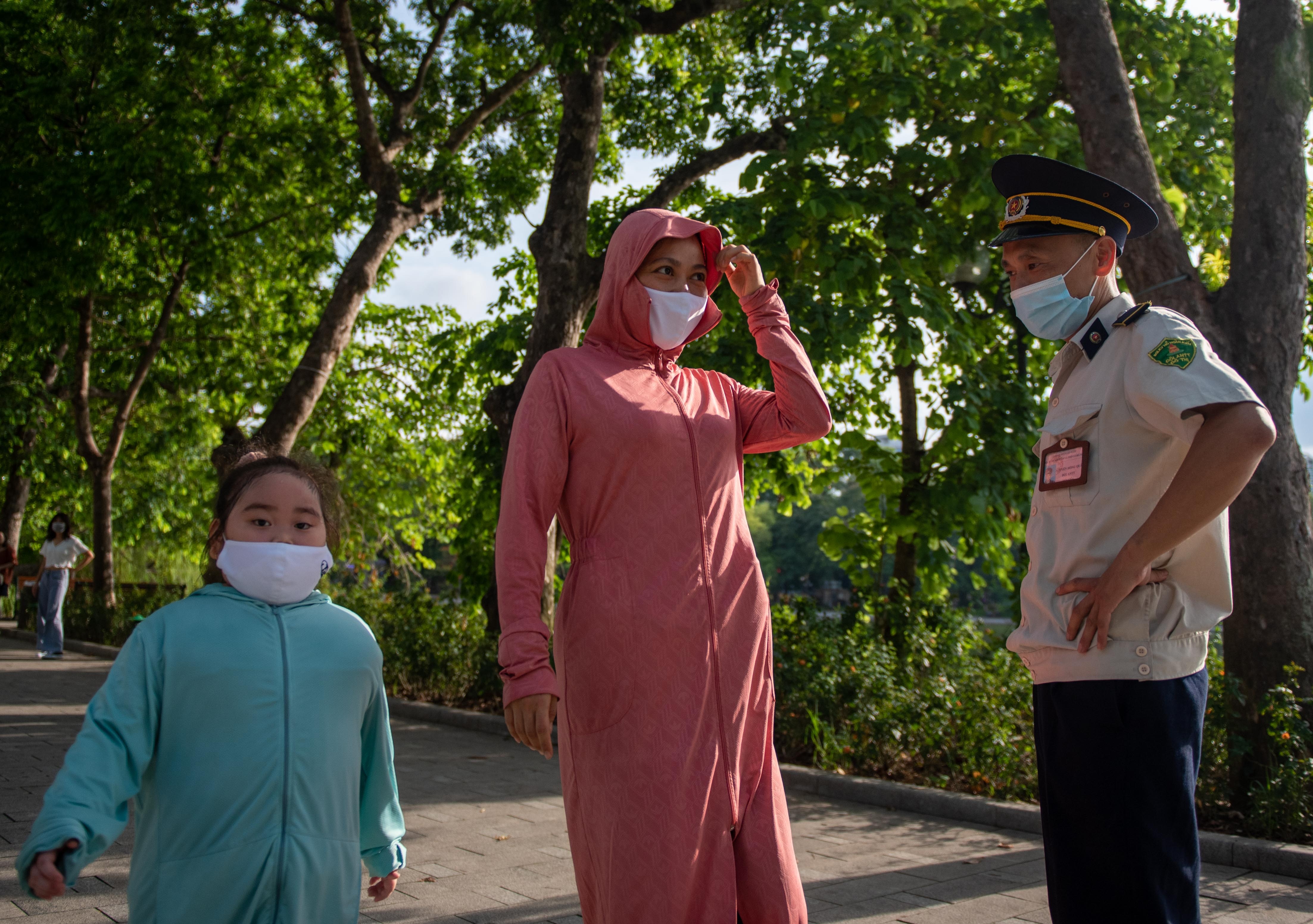 Ho guom cam the duc sau 18h anh 12