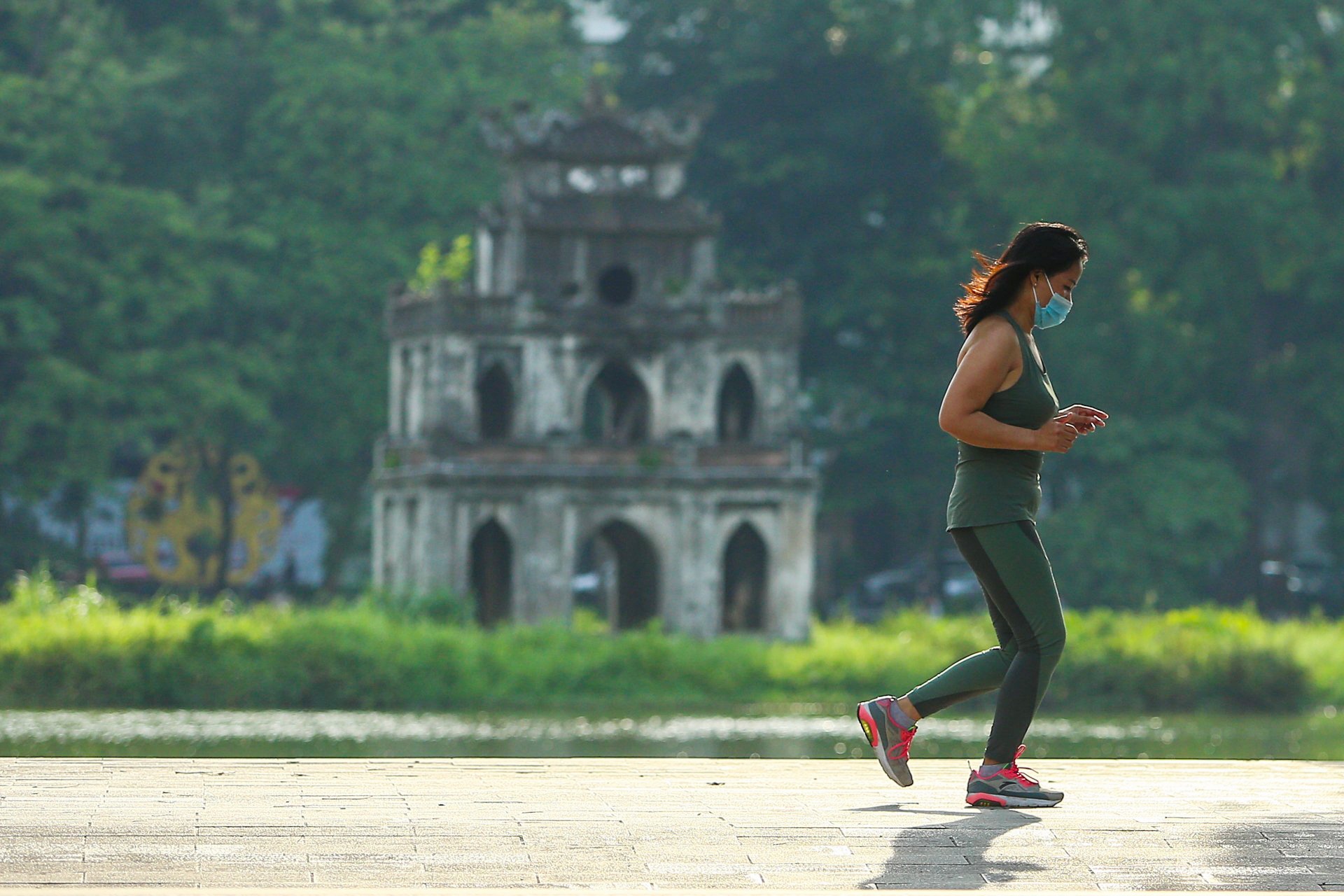 Ho guom cam the duc sau 18h anh 13