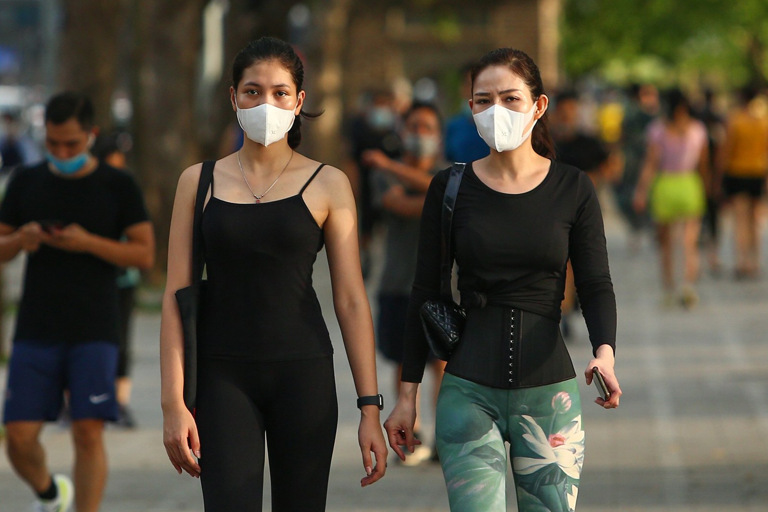 Ho Guom, ho Tay truoc va sau gio cam the duc ngoai troi hinh anh