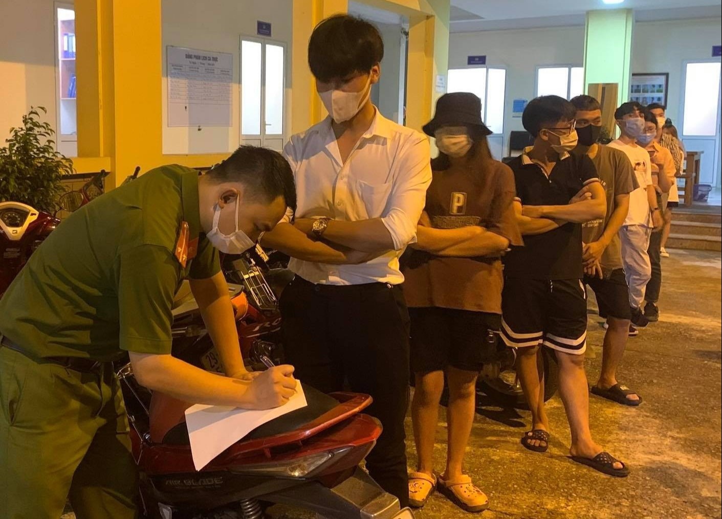 Phạt 21 người tụ tập ở cầu vượt ảnh 1 Phat 21 nguoi tu tap o cau vuot anh 1