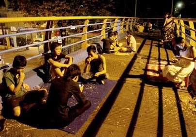 Phat 21 nguoi tu tap hong mat tren cau vuot di bo hinh anh