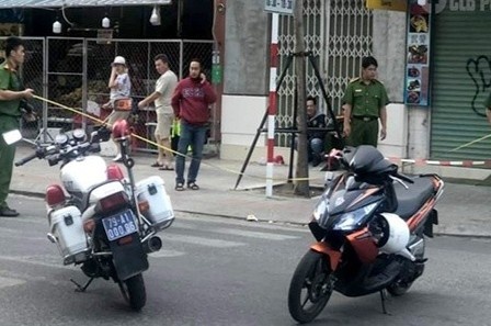 Ke chem nguoi truoc quan bar o TP.HCM bi bat hinh anh