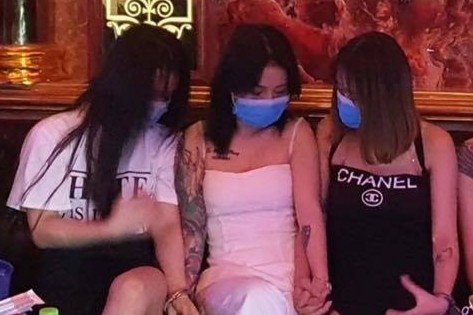 Phat hien ma tuy trong phong hat cua 4 cap nam nu hinh anh