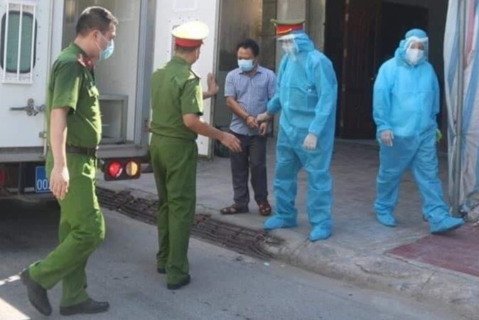 Cho nguoi tu TP.HCM khong dam bao phong dich, chu xe khach bi khoi to hinh anh