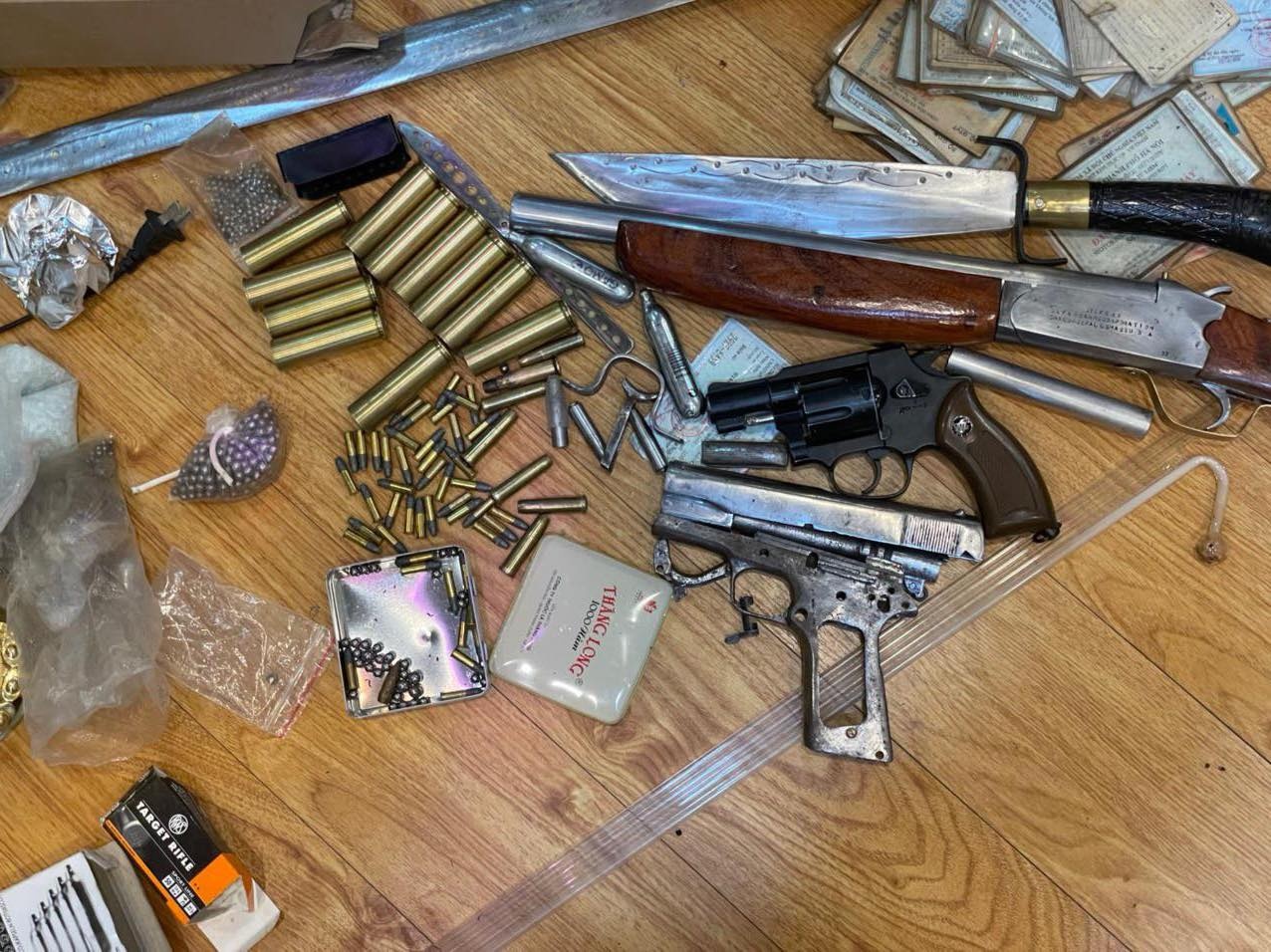 Ga trai mang tien an cung dong bon choi ma tuy anh 1