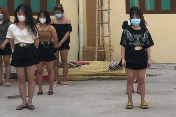 38 nam nu tu tap hat karaoke bat chap dich Covid-19 hinh anh