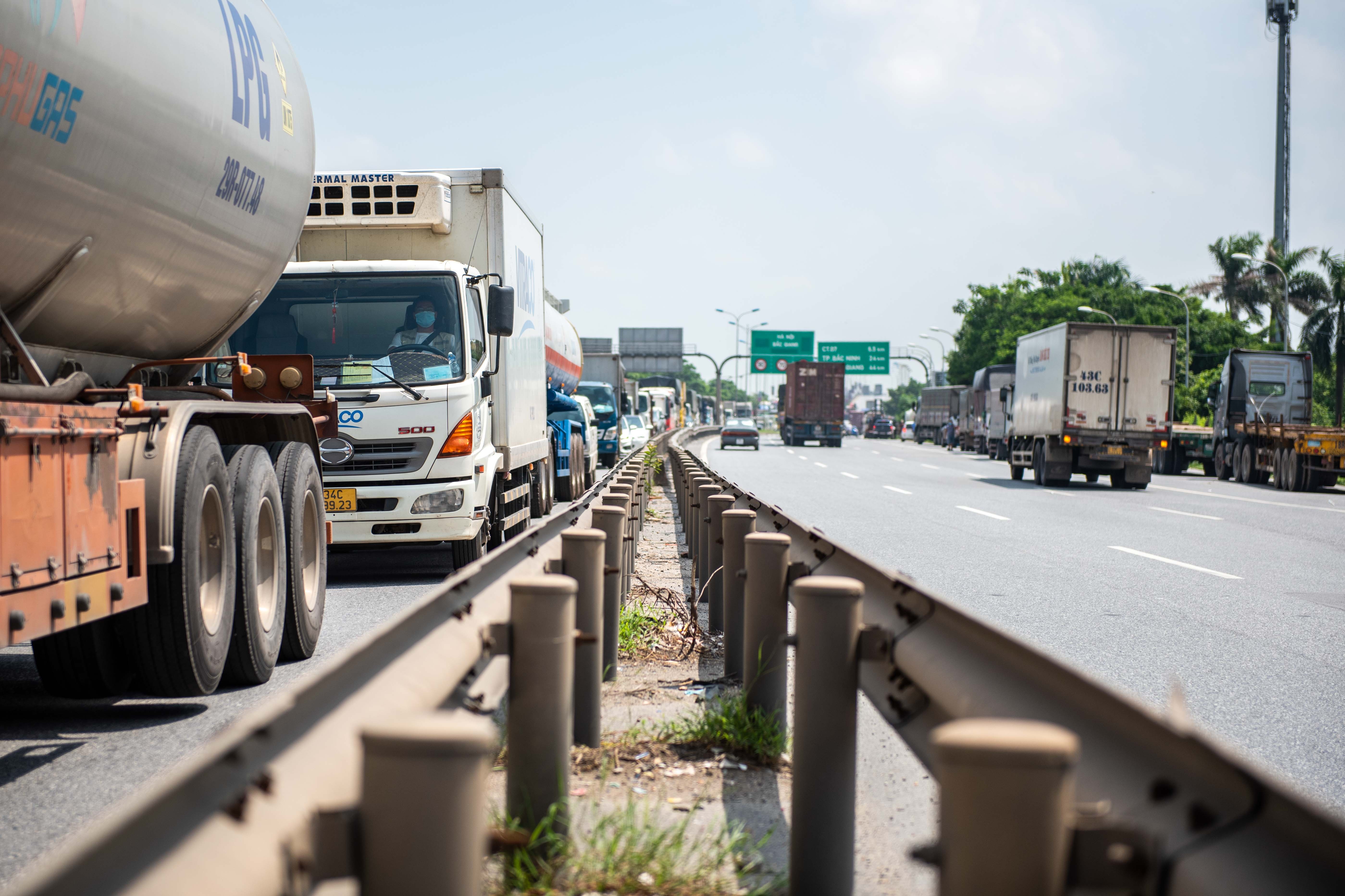 Tai xe tuc gian khi khong duoc vao Ha Noi anh 13