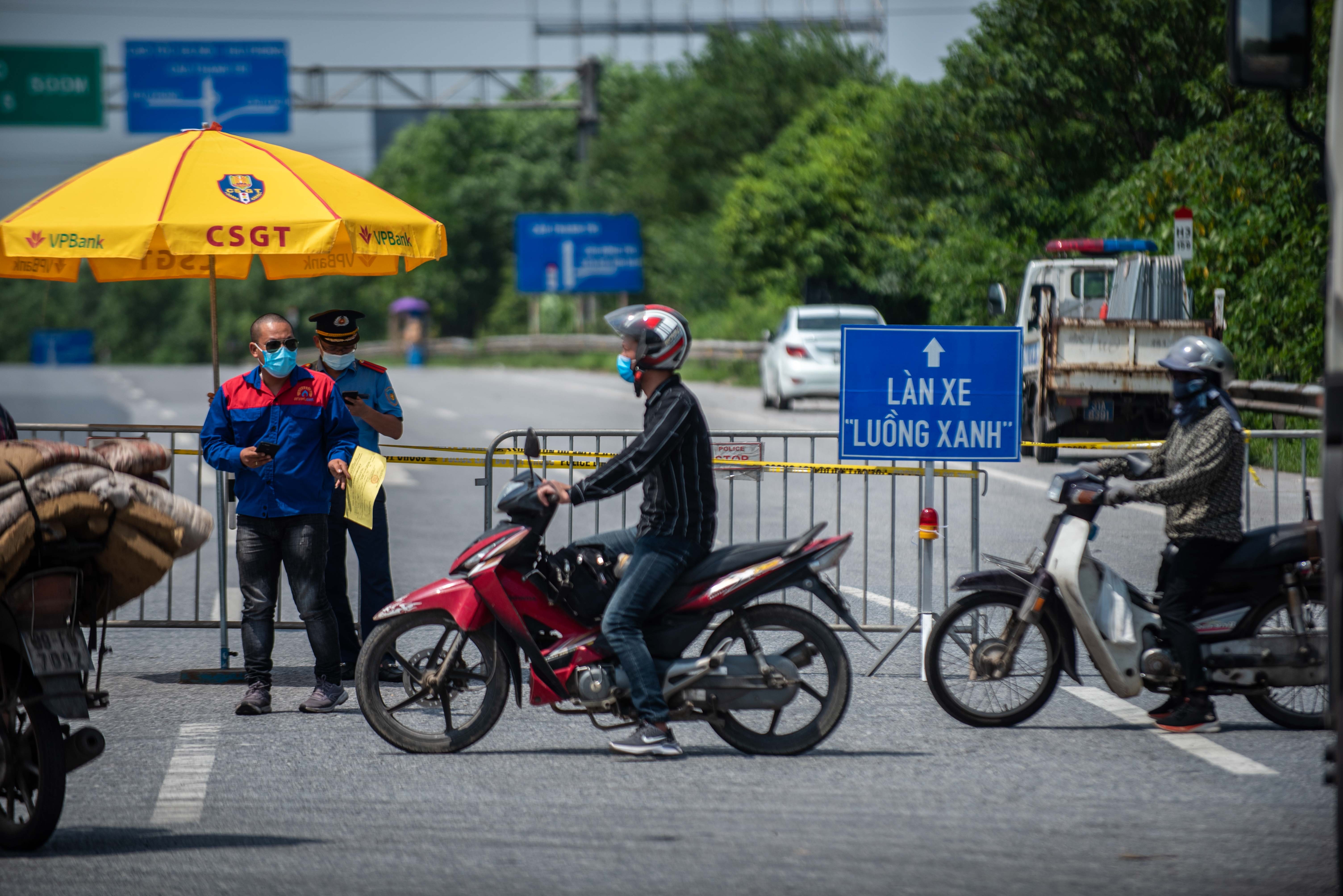 Tai xe tuc gian khi khong duoc vao Ha Noi anh 4