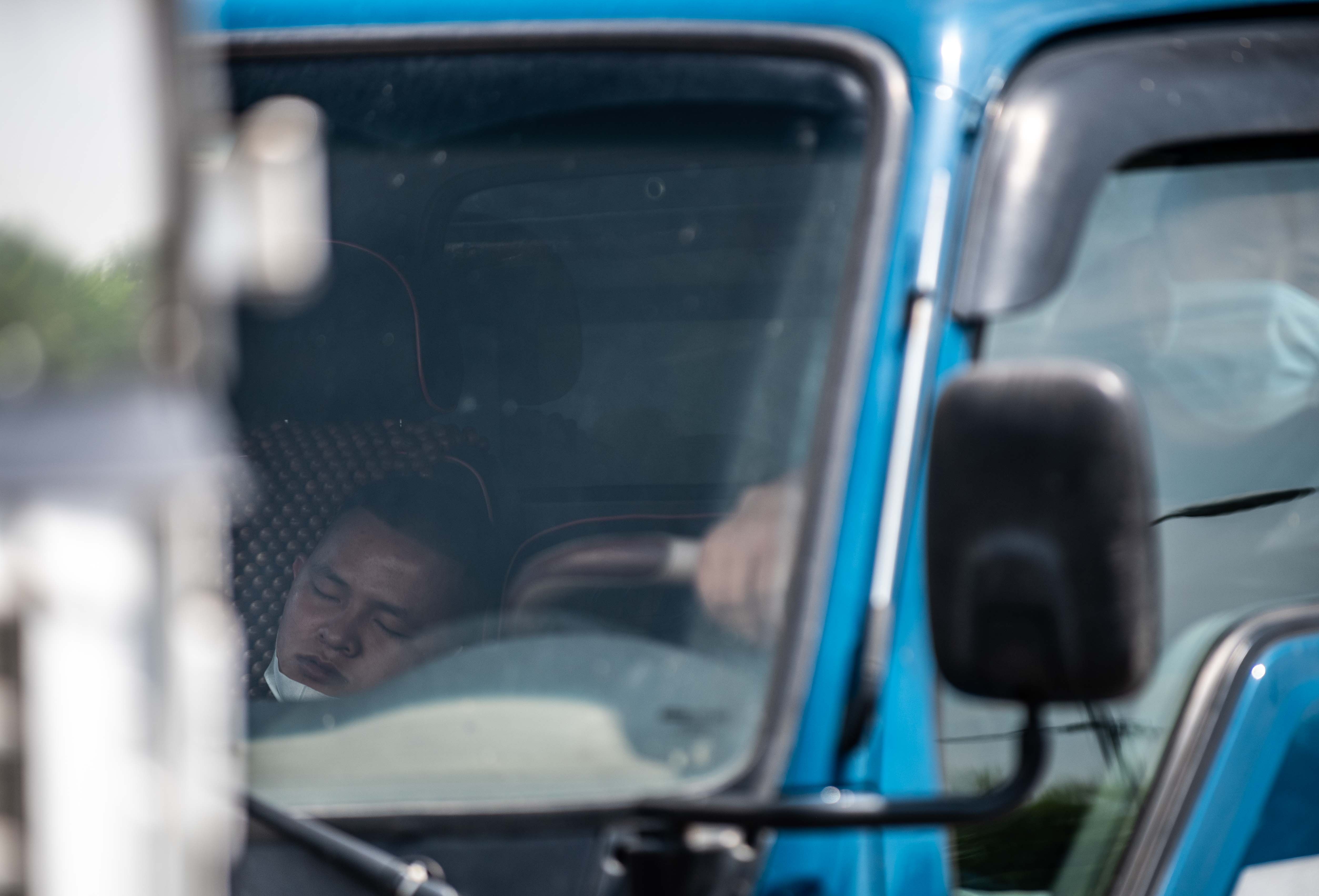 Tai xe tuc gian khi khong duoc vao Ha Noi anh 8