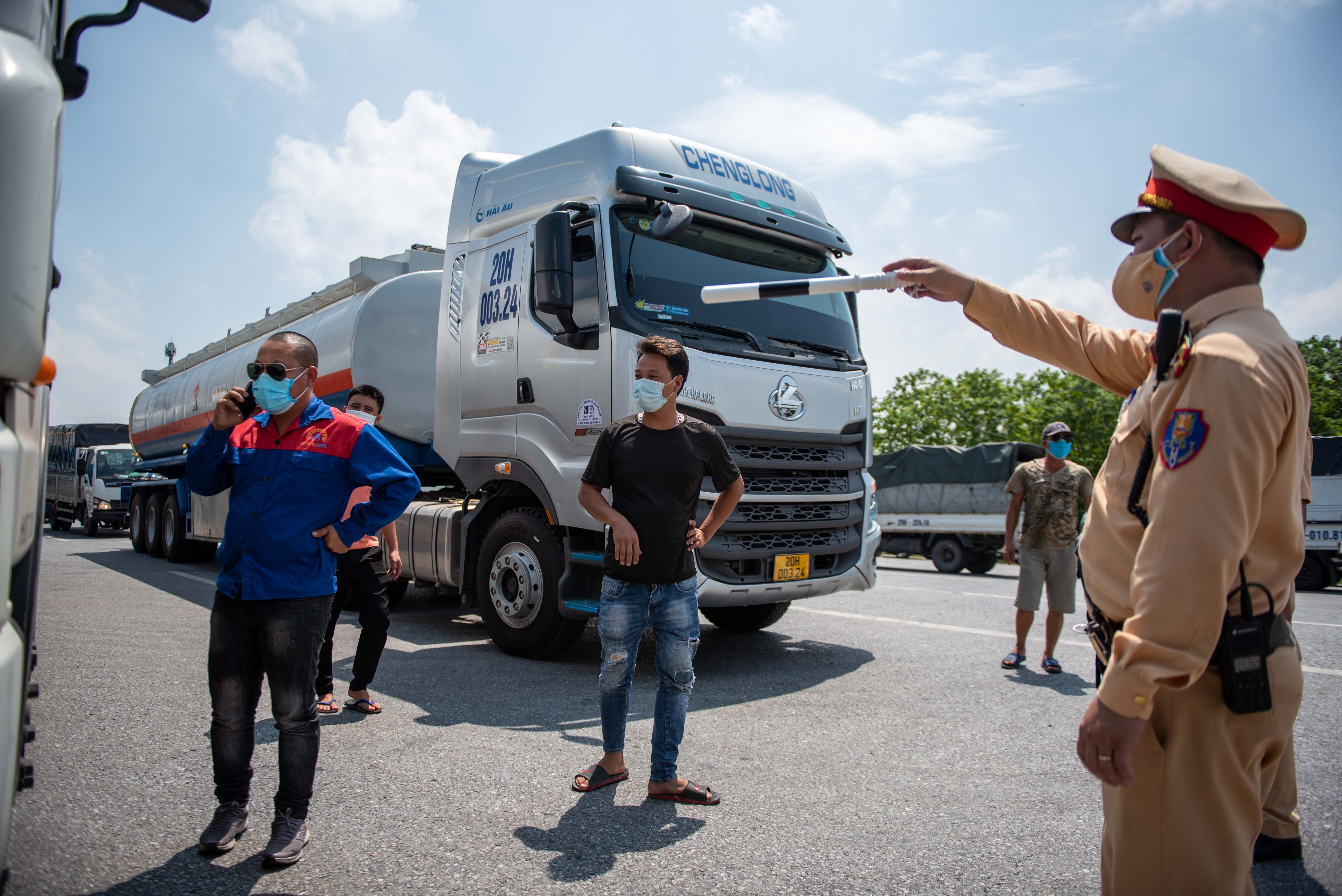 Tai xe tuc gian khi khong duoc vao Ha Noi anh 5