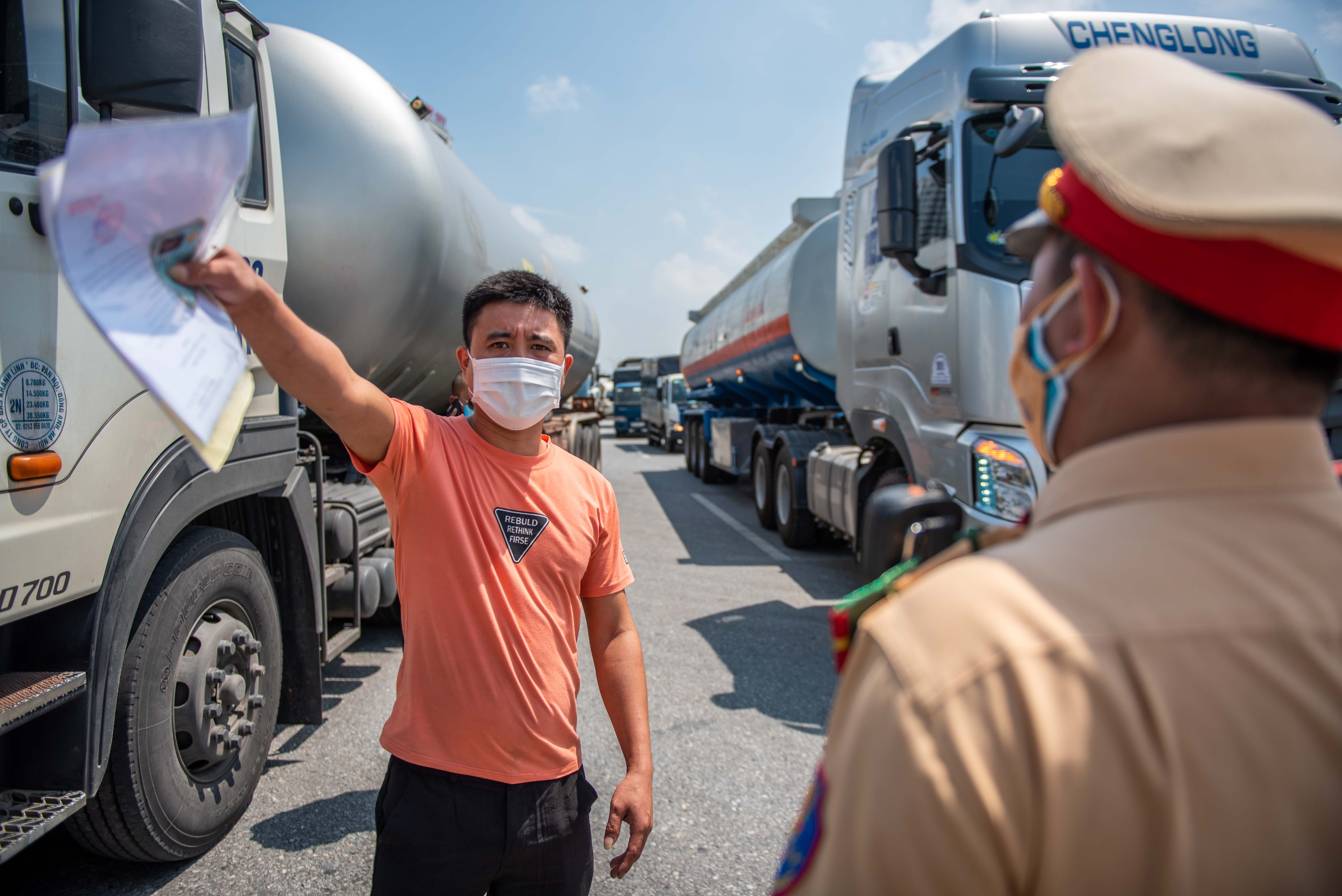 Tai xe tuc gian khi khong duoc vao Ha Noi anh 7