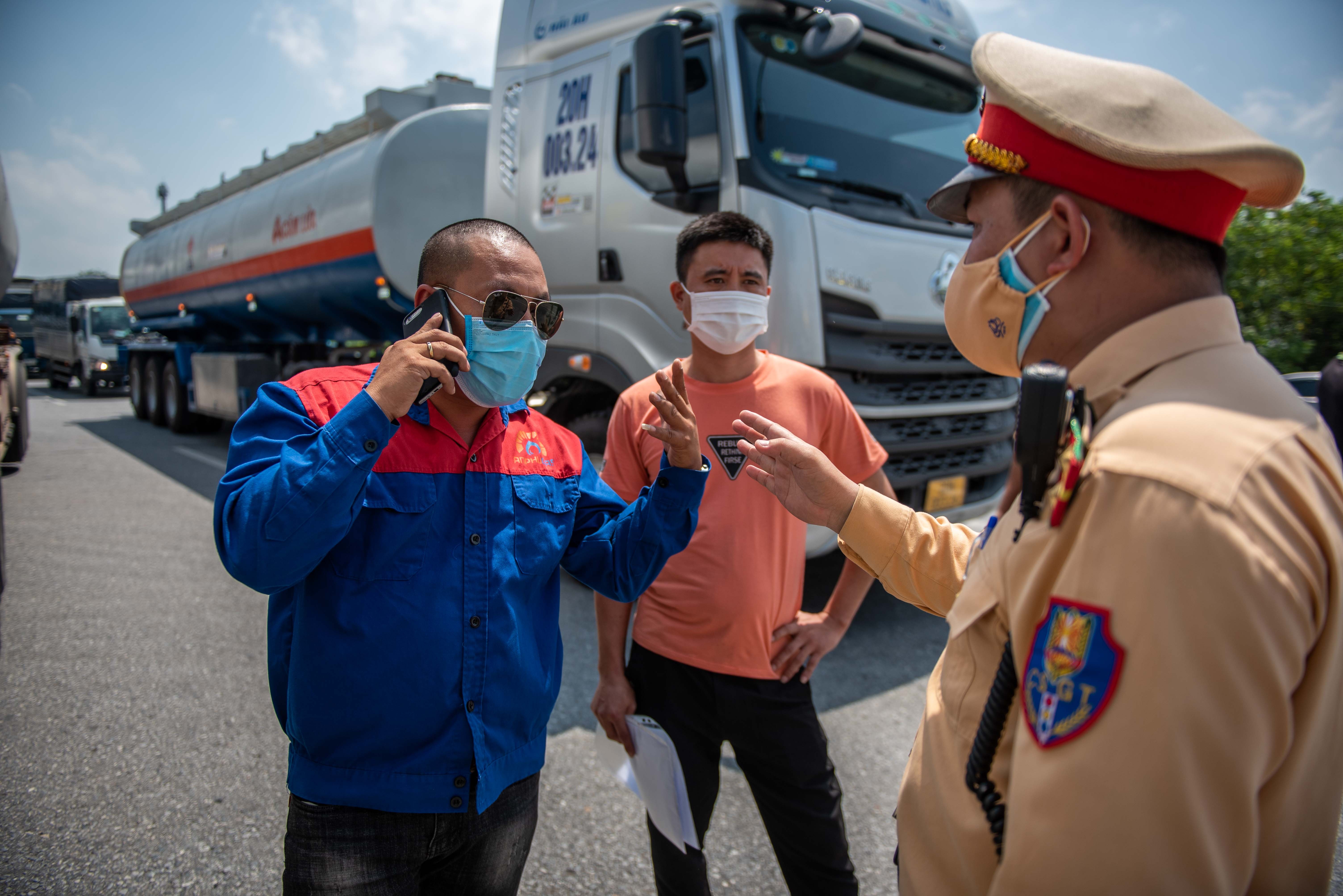 Tai xe tuc gian khi khong duoc vao Ha Noi anh 6