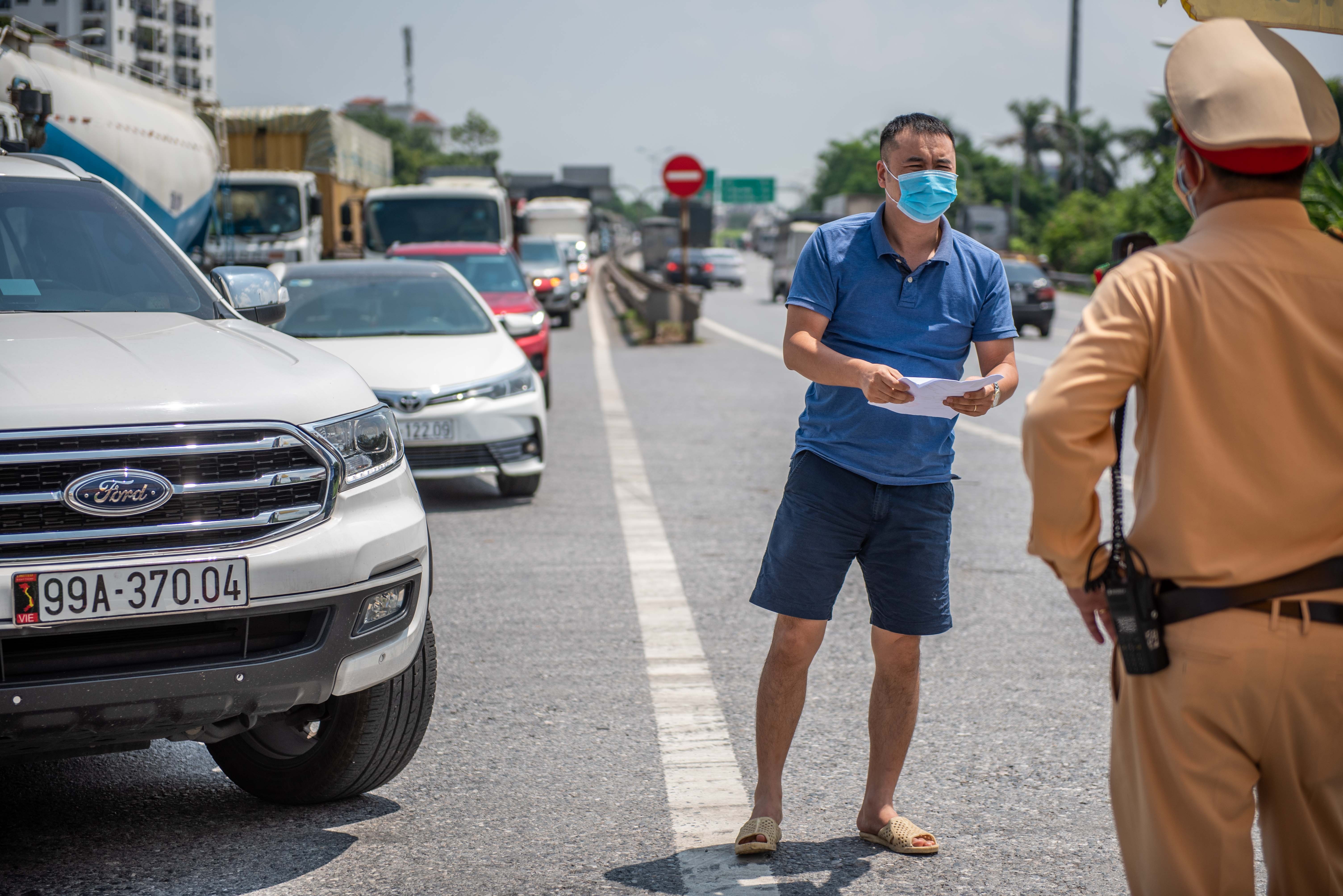 Tai xe tuc gian khi khong duoc vao Ha Noi anh 12