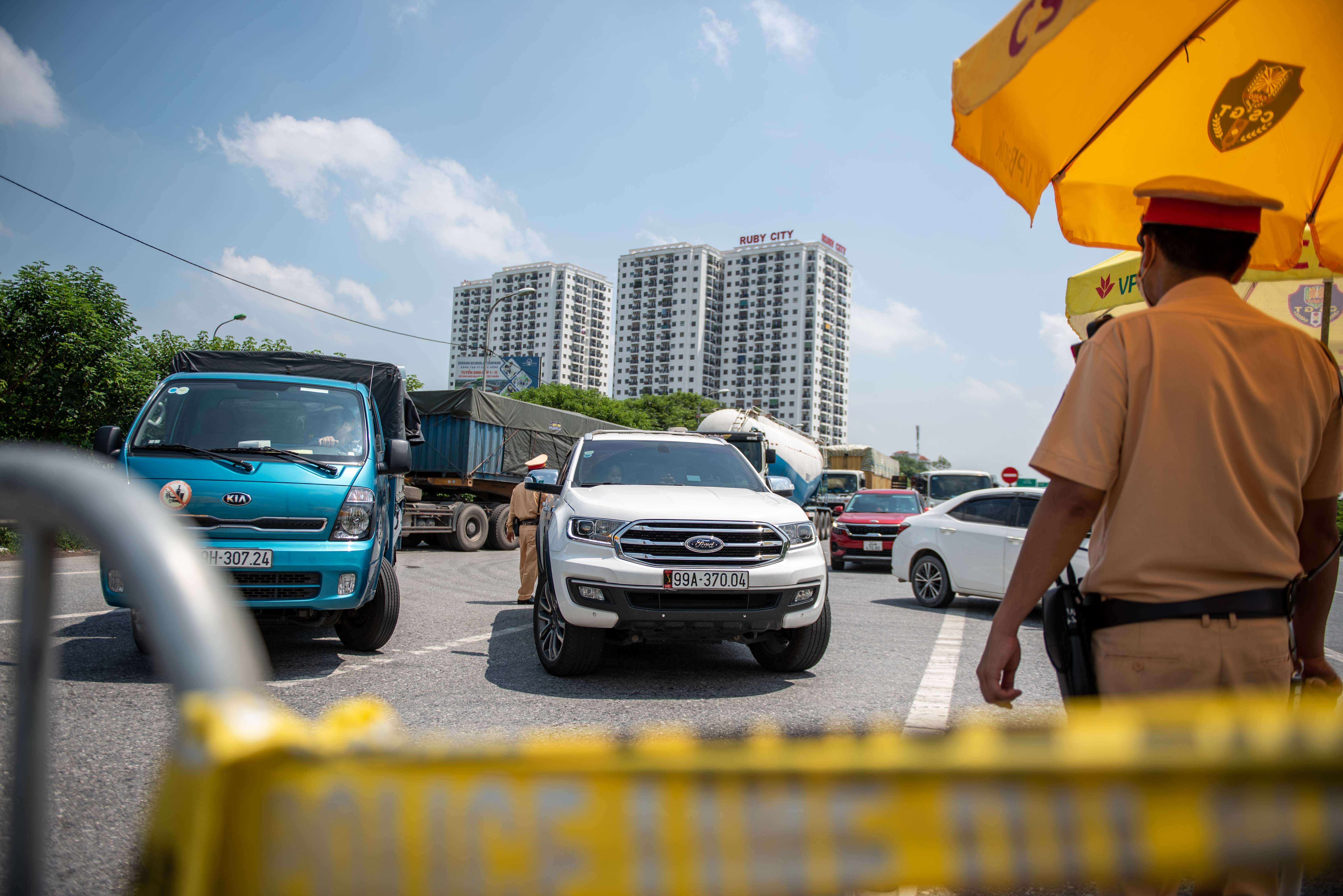 Tai xe tuc gian khi khong duoc vao Ha Noi anh 1