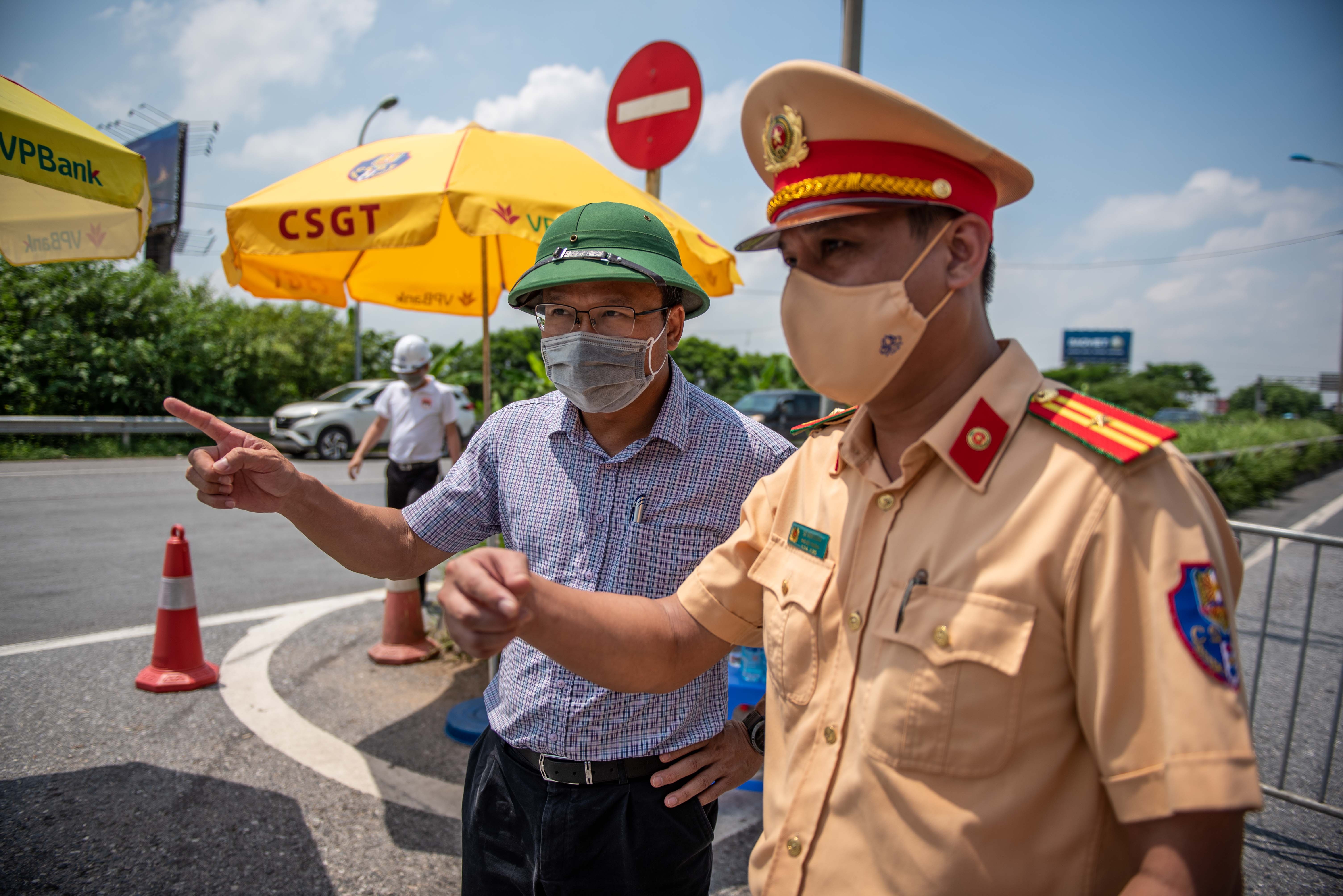 Tai xe tuc gian khi khong duoc vao Ha Noi anh 10