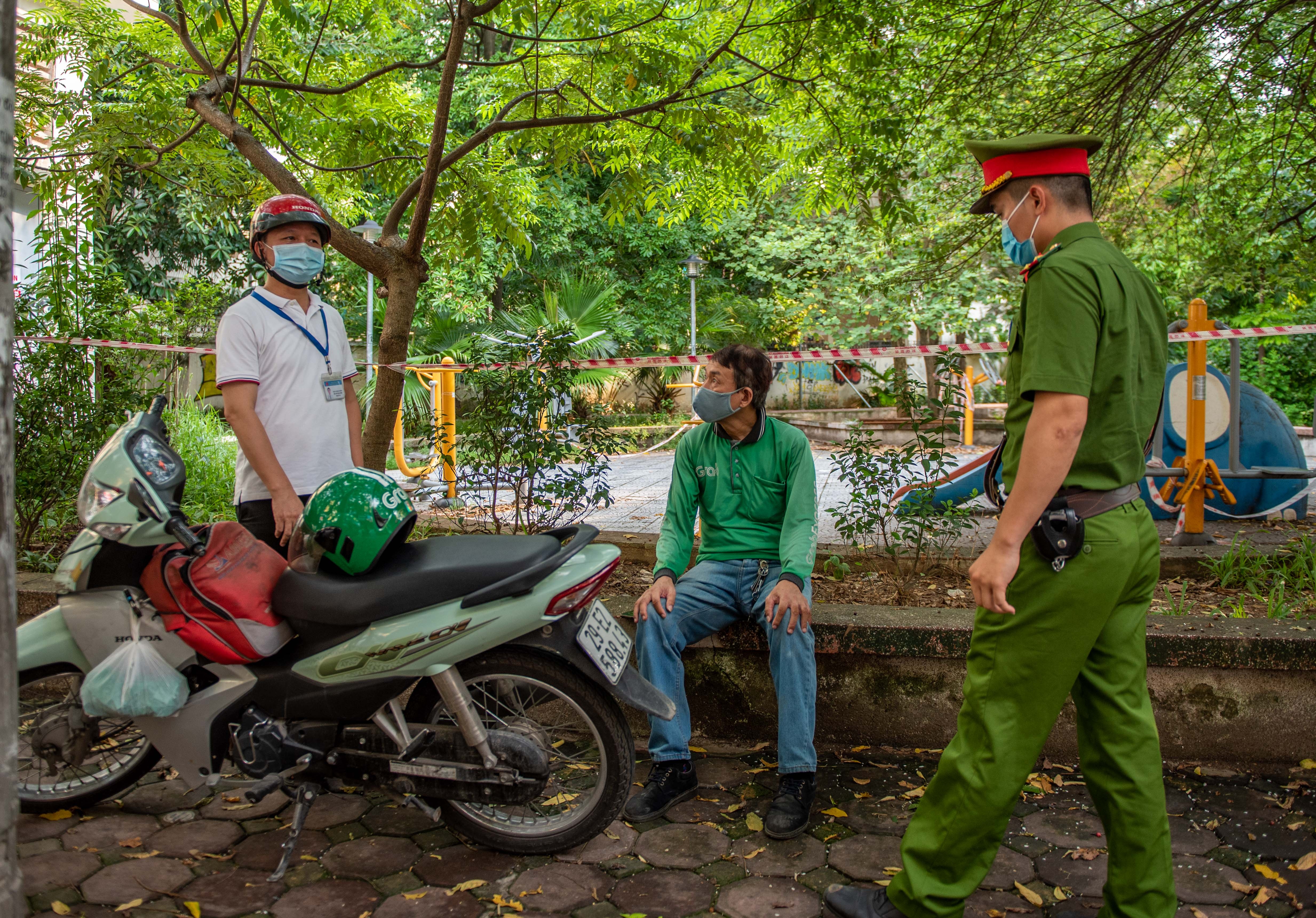 Xu phat nguoi ra duong khong co ly do anh 3