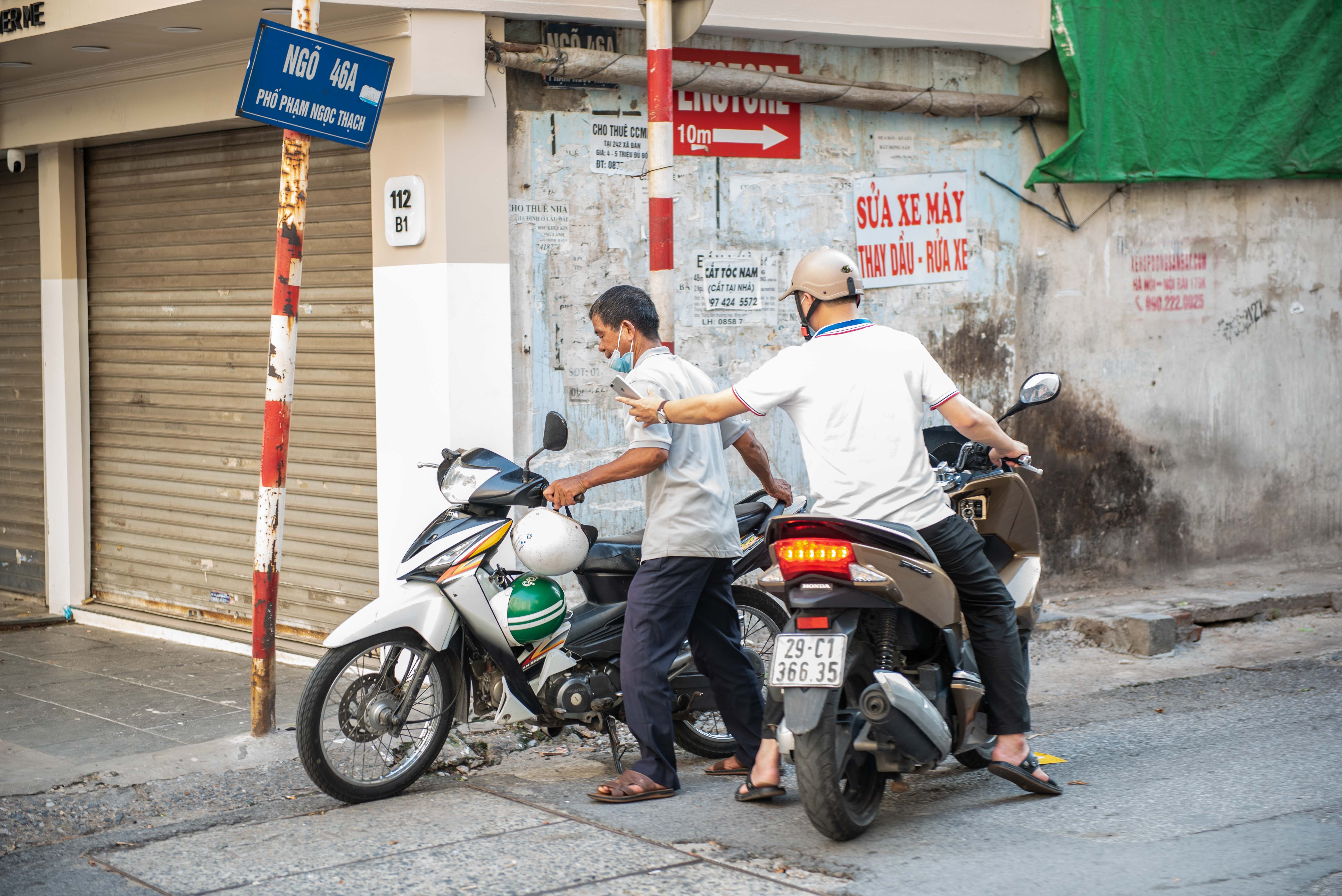 Xu phat nguoi ra duong khong co ly do anh 8