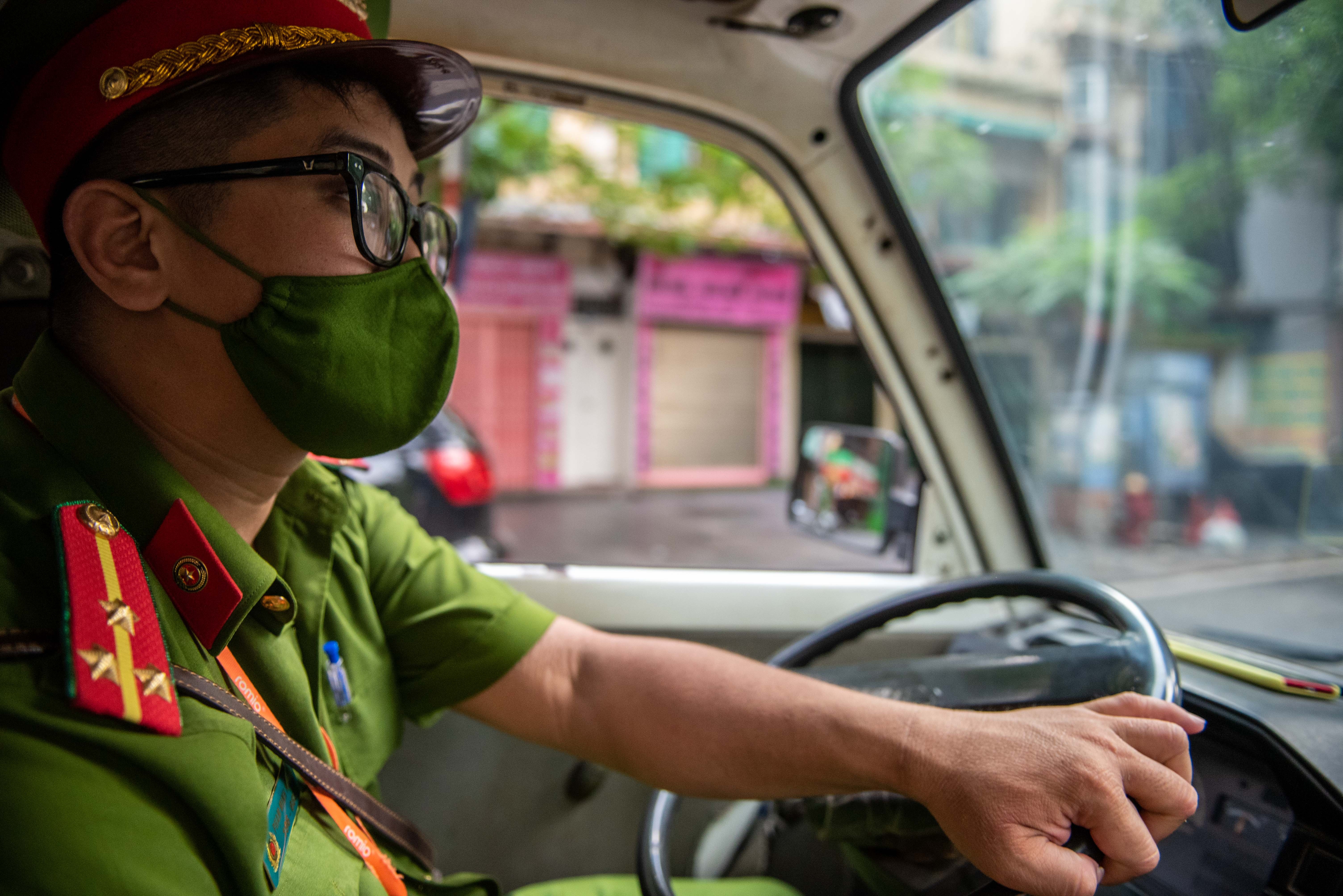 Xu phat nguoi ra duong khong co ly do anh 10