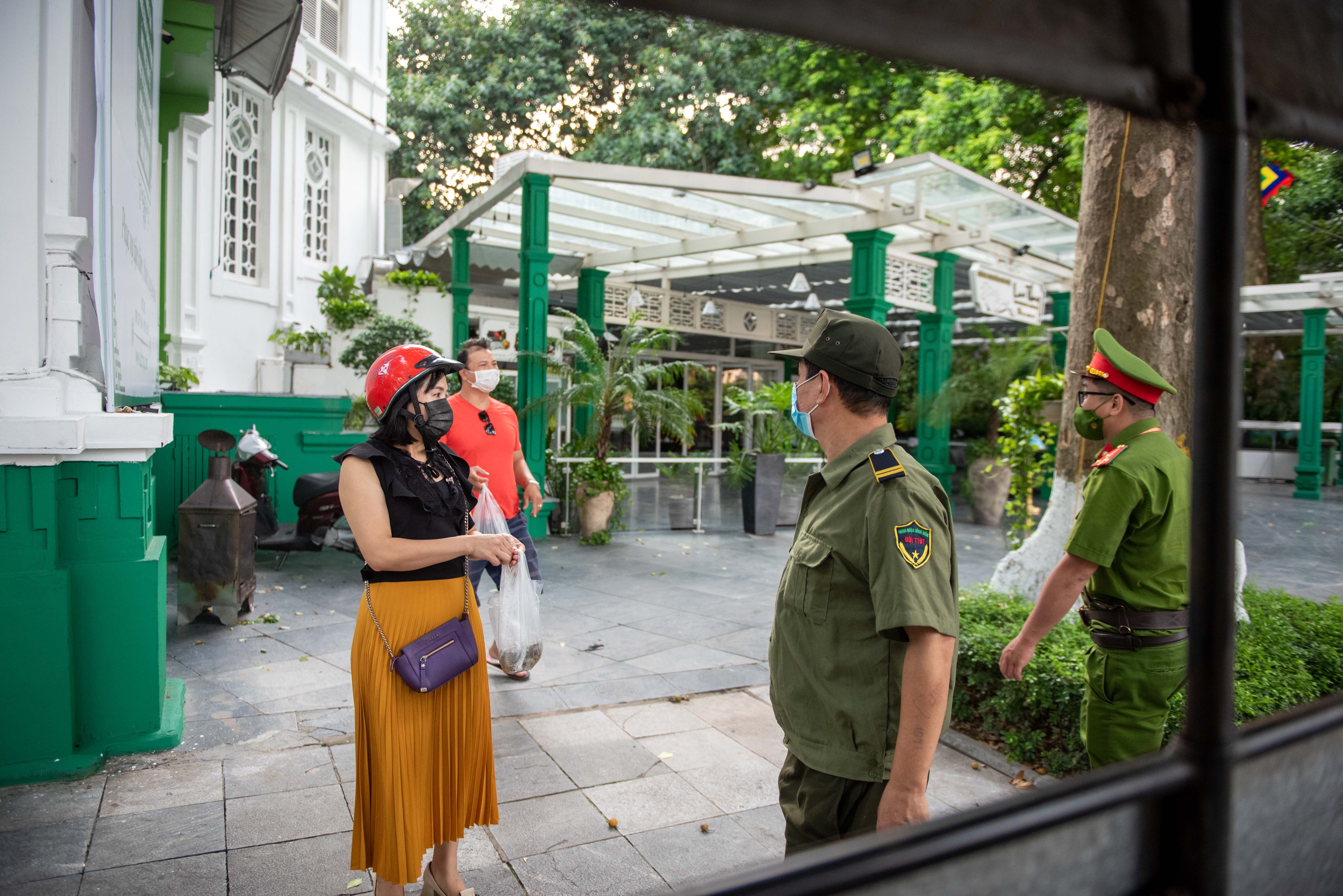 Xu phat nguoi ra duong khong co ly do anh 11