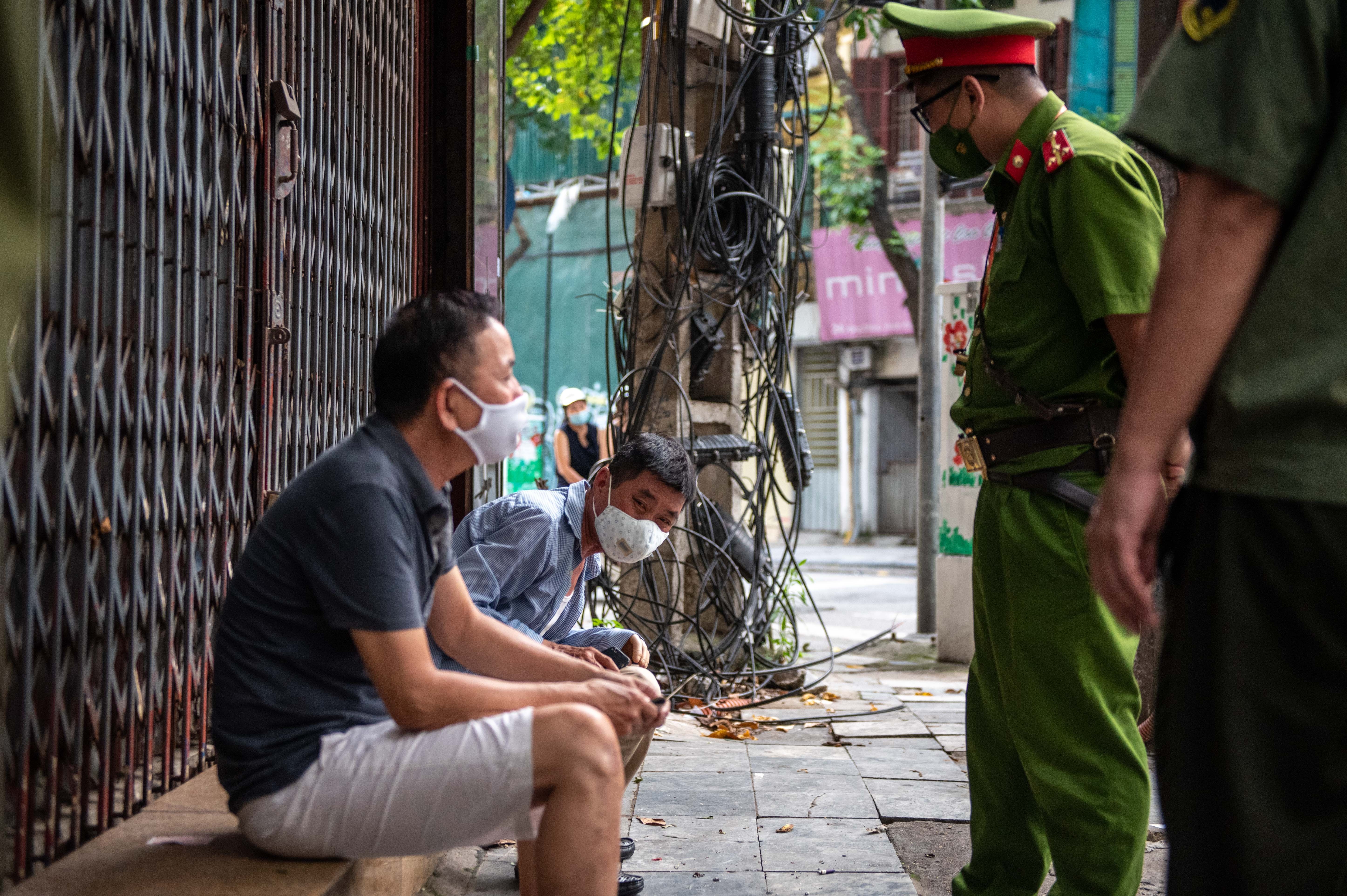 Xu phat nguoi ra duong khong co ly do anh 13