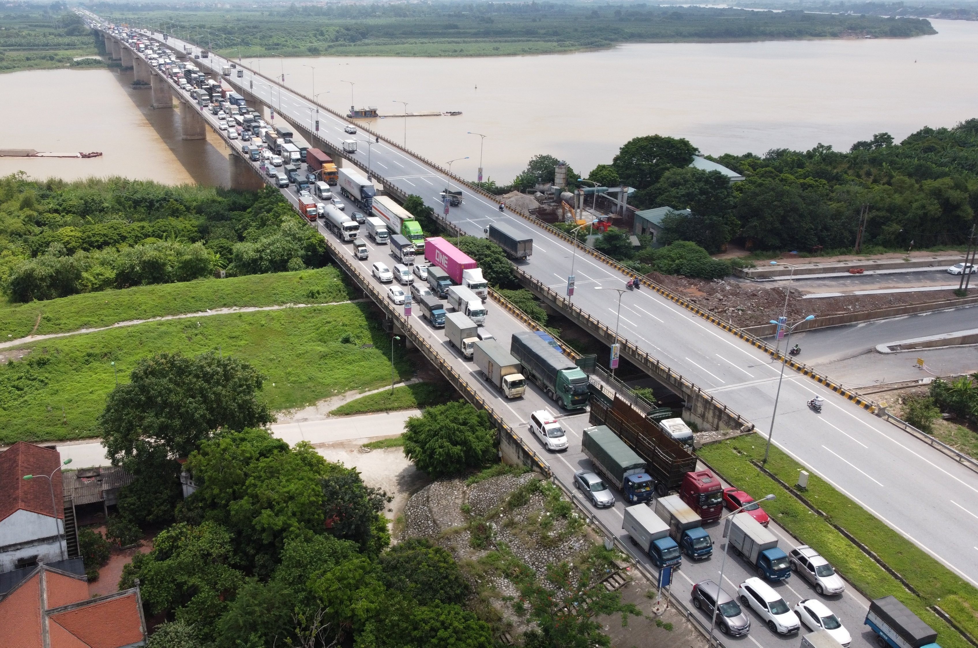 Tai xe tuc gian khi khong duoc vao Ha Noi anh 2