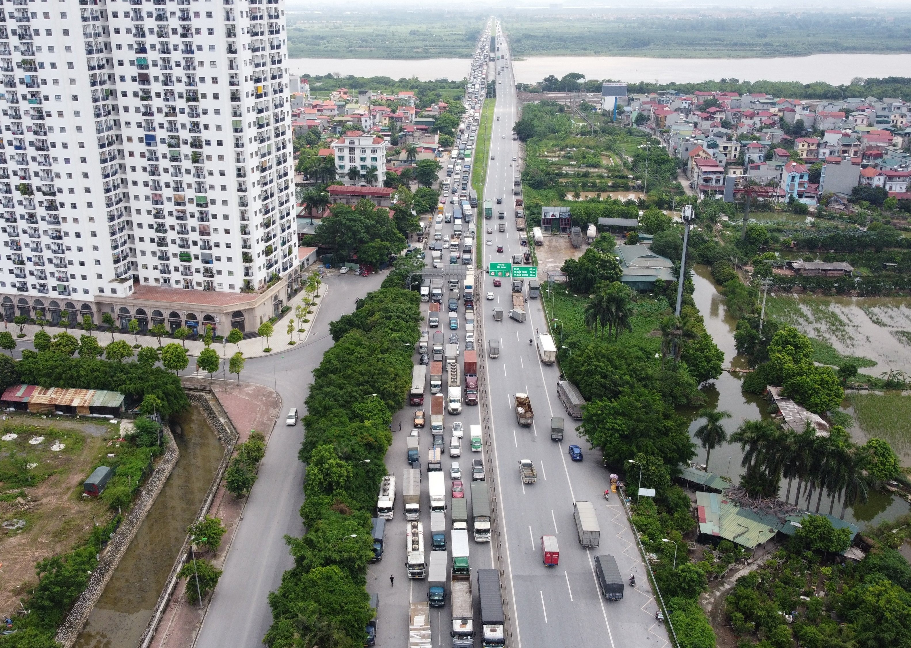 Tai xe tuc gian khi khong duoc vao Ha Noi anh 3