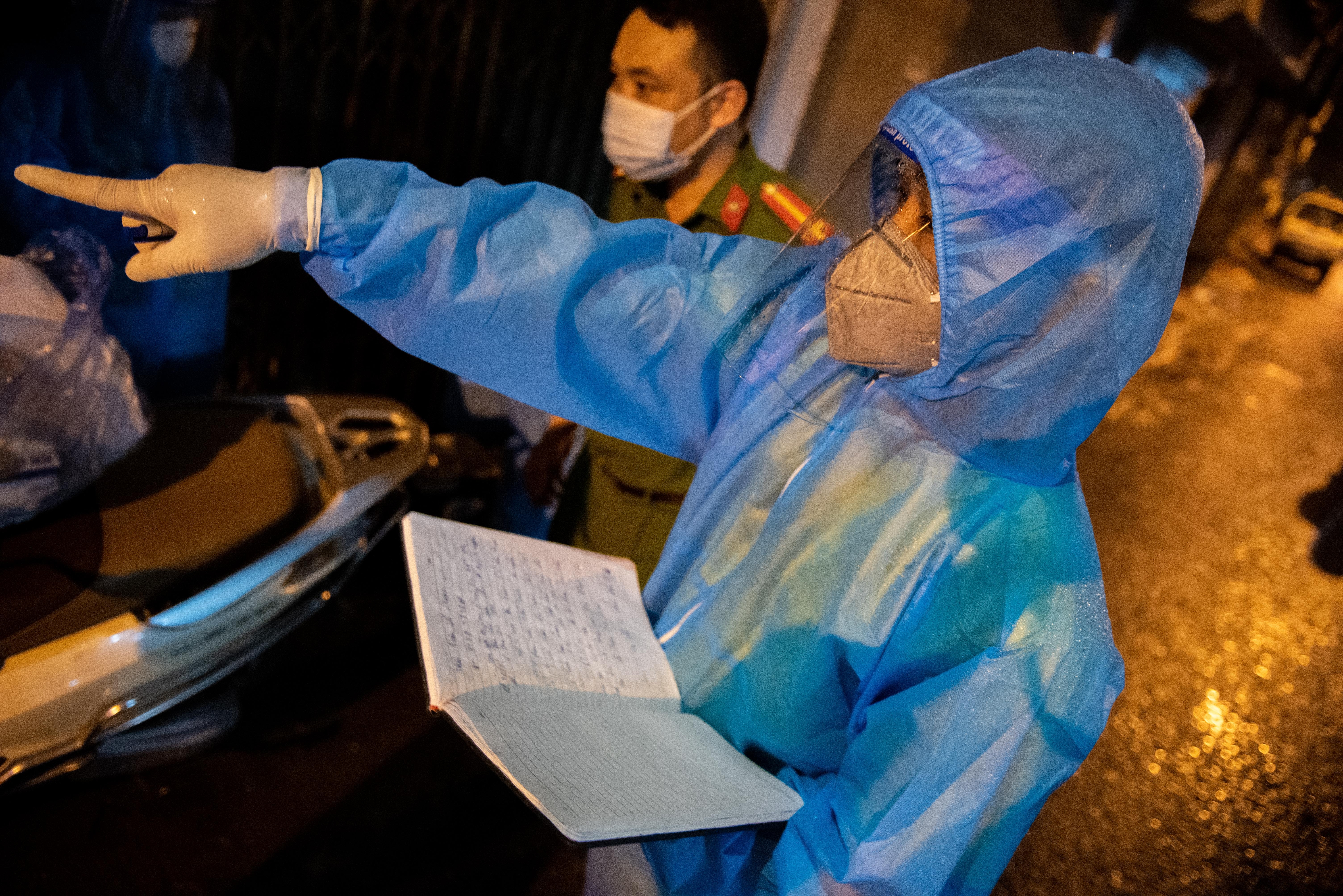 Nhung chien binh 'ao xanh' trong to phan ung nhanh Covid-19 hinh anh