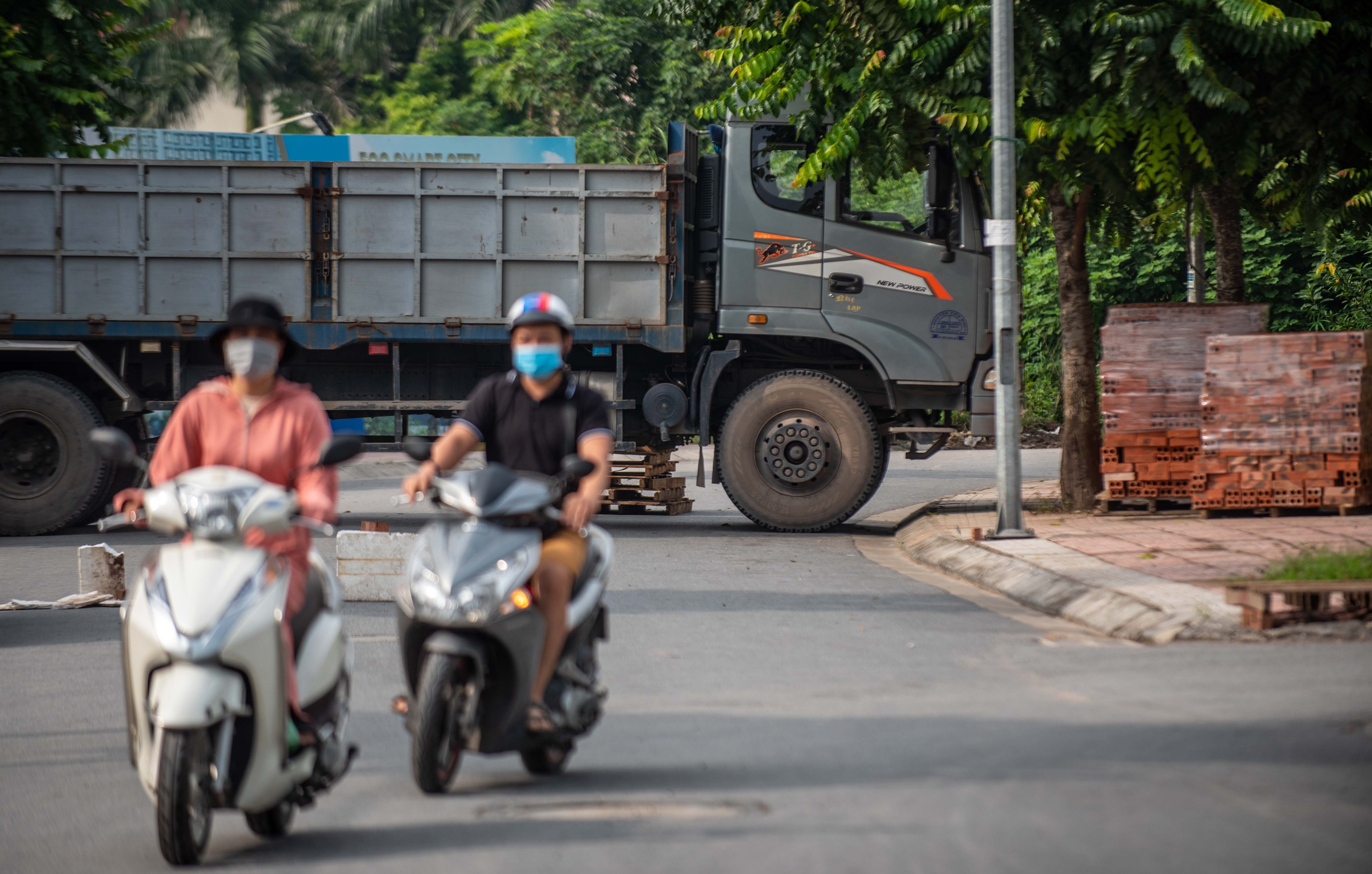 Lap chot cung bang gach,  xe tai anh 4