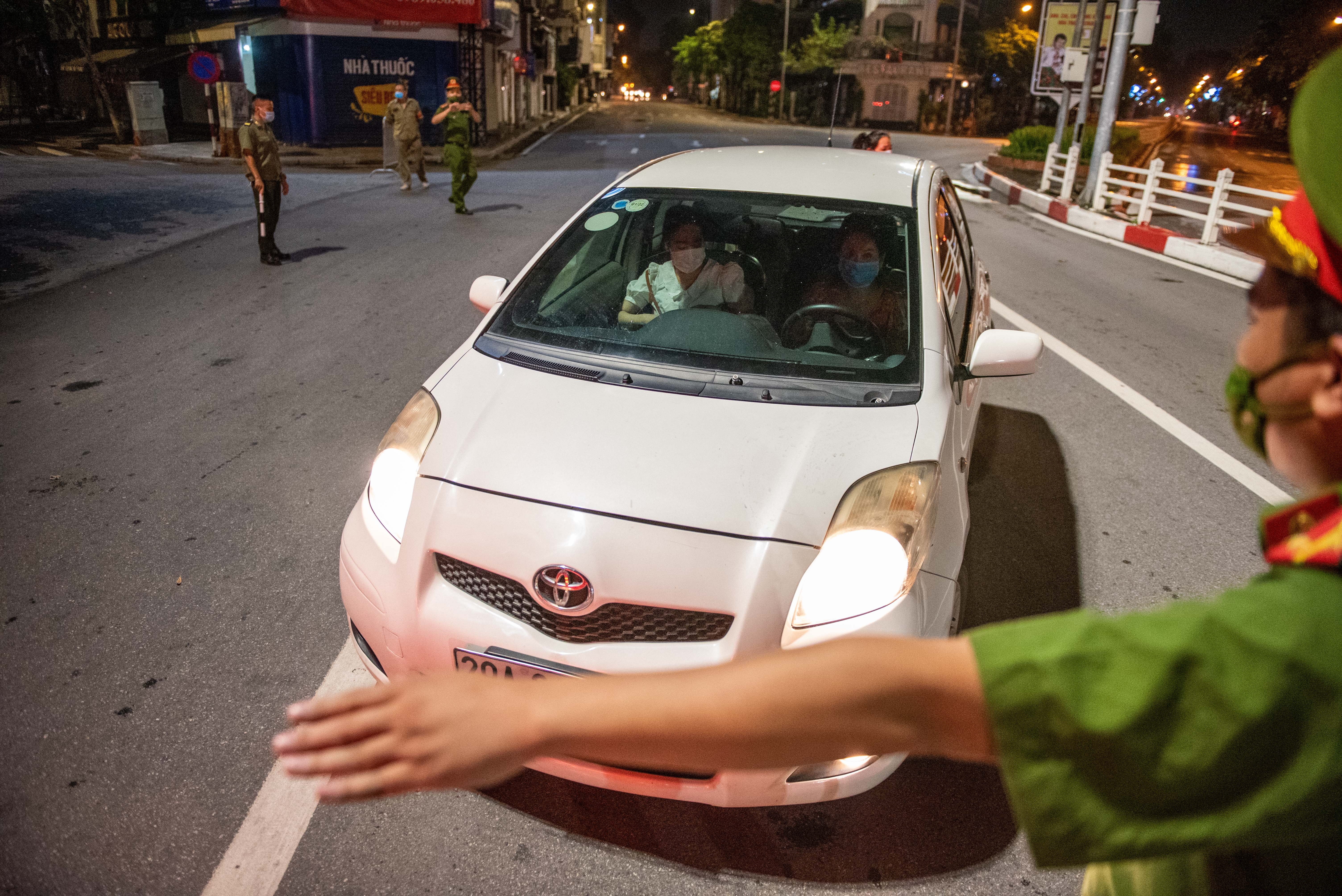 Chot kiem soat nguoi ra duong anh 2