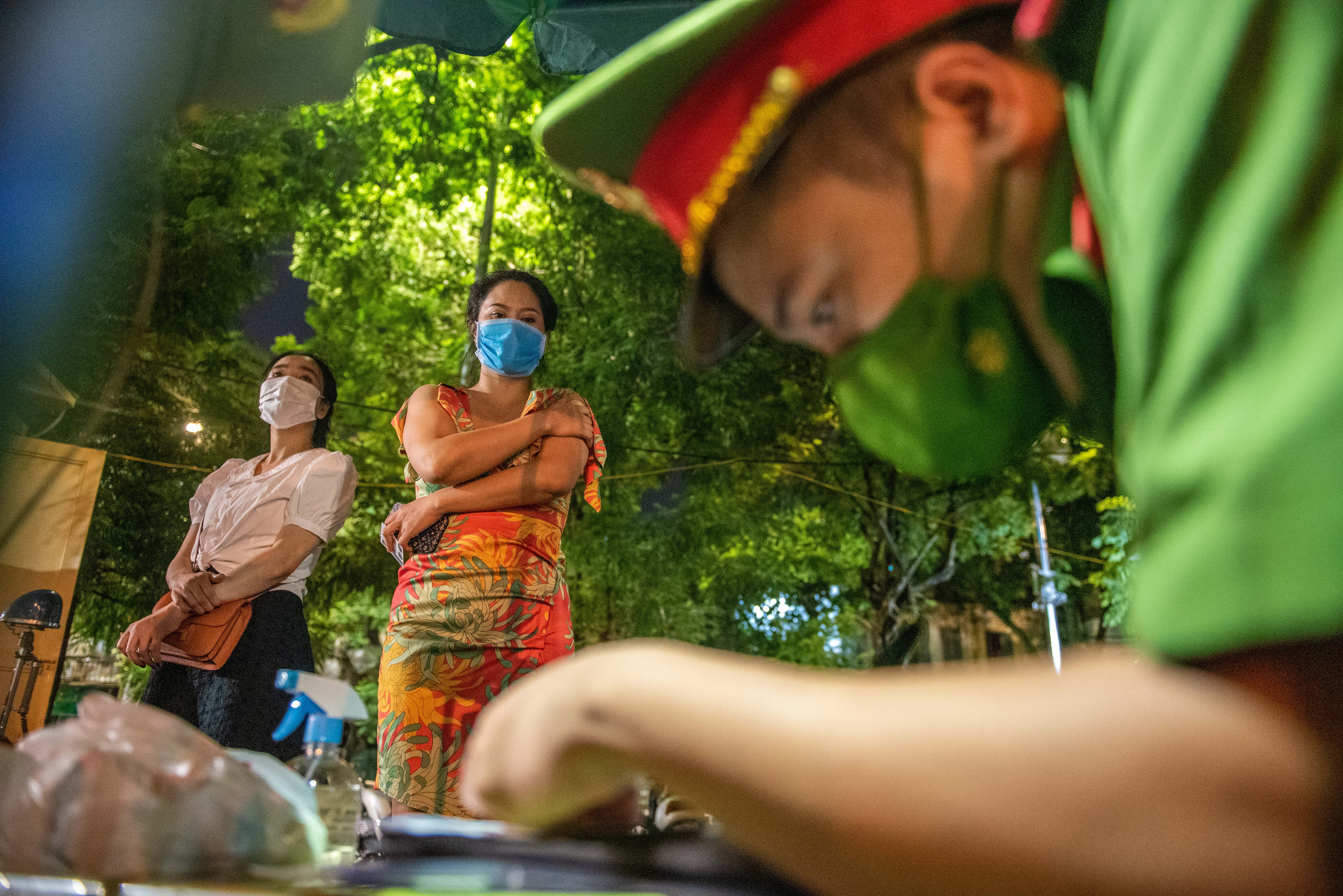 Chot kiem soat nguoi ra duong anh 3