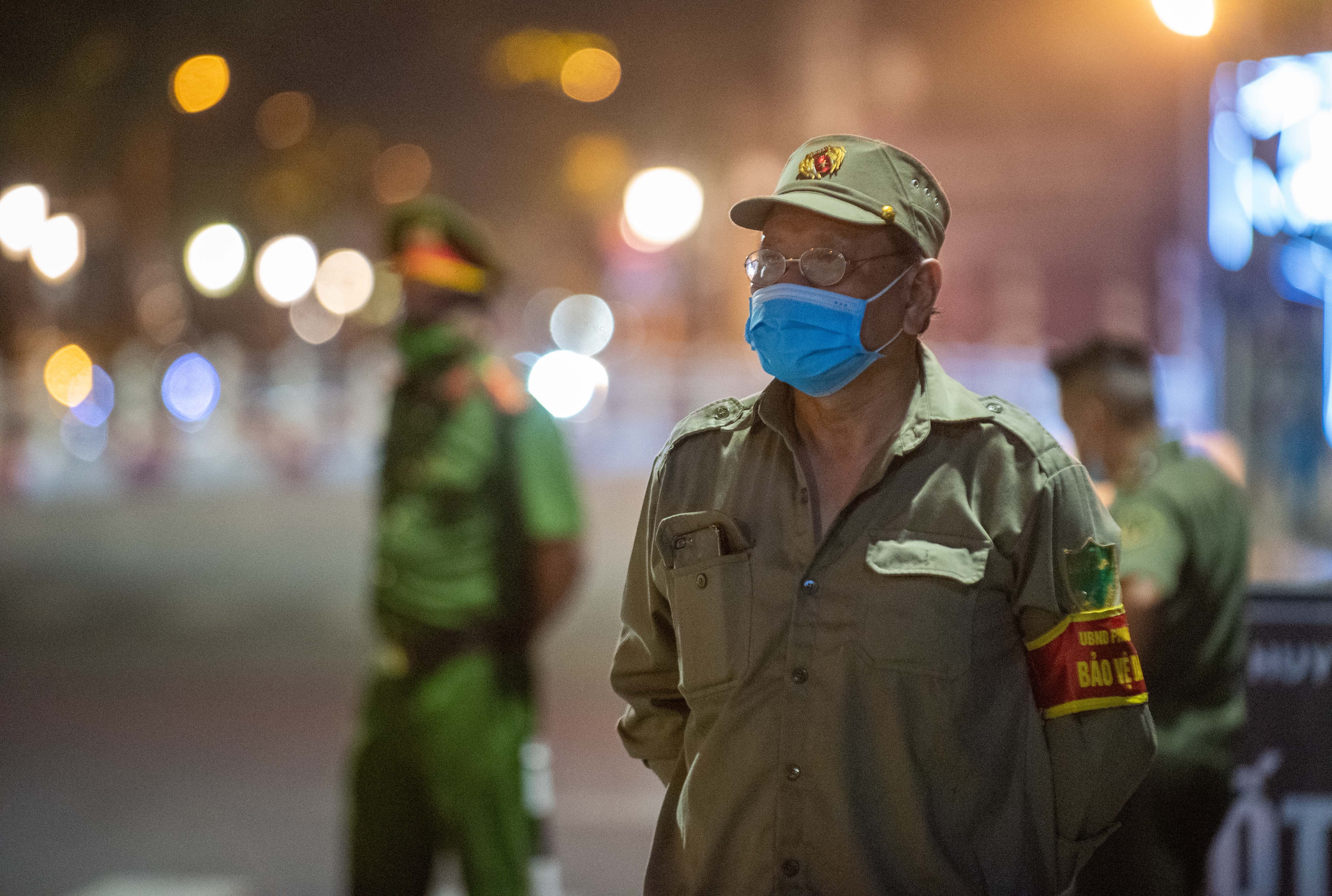 Chot kiem soat nguoi ra duong anh 4