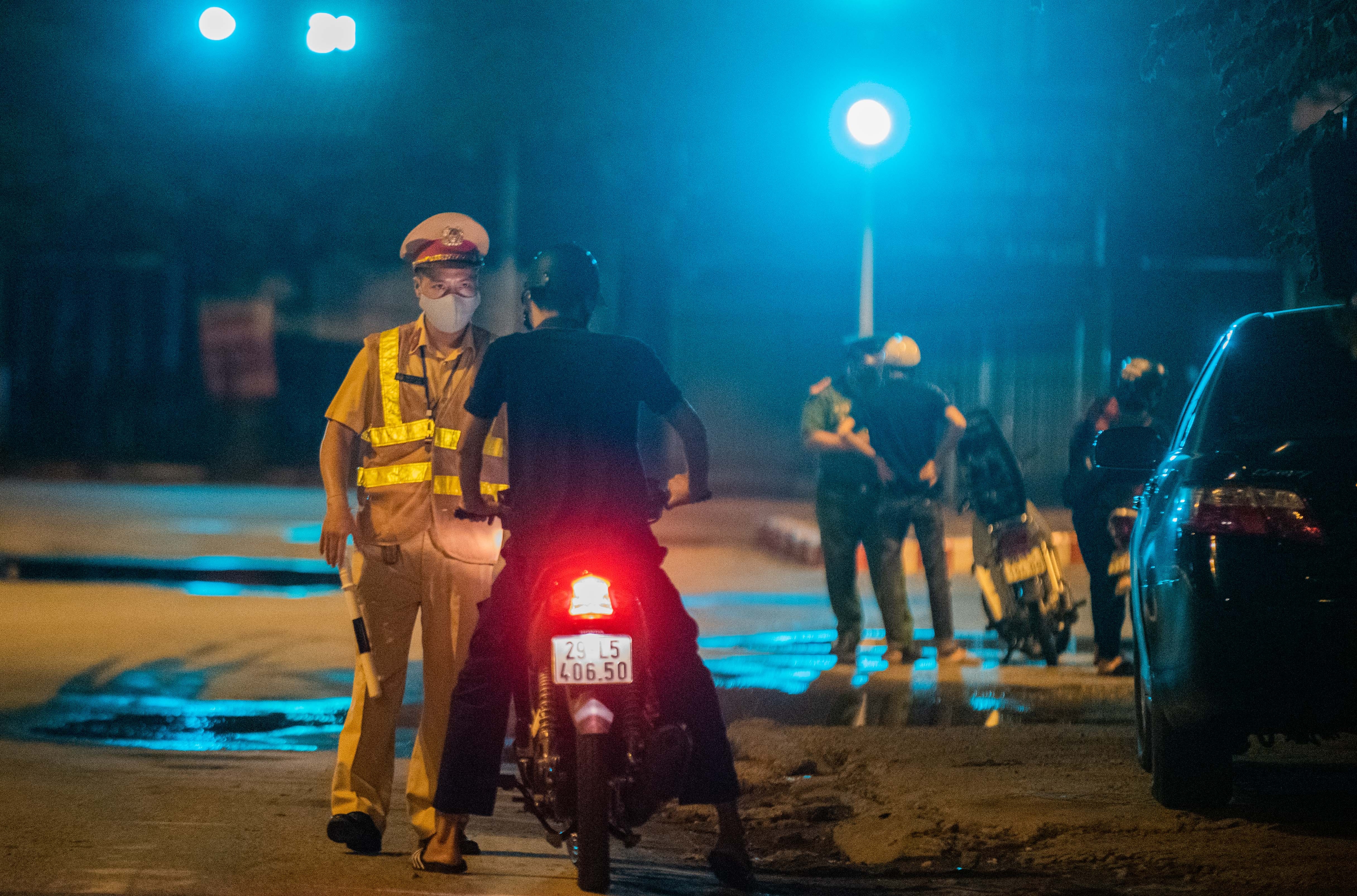 Chot kiem soat nguoi ra duong anh 6