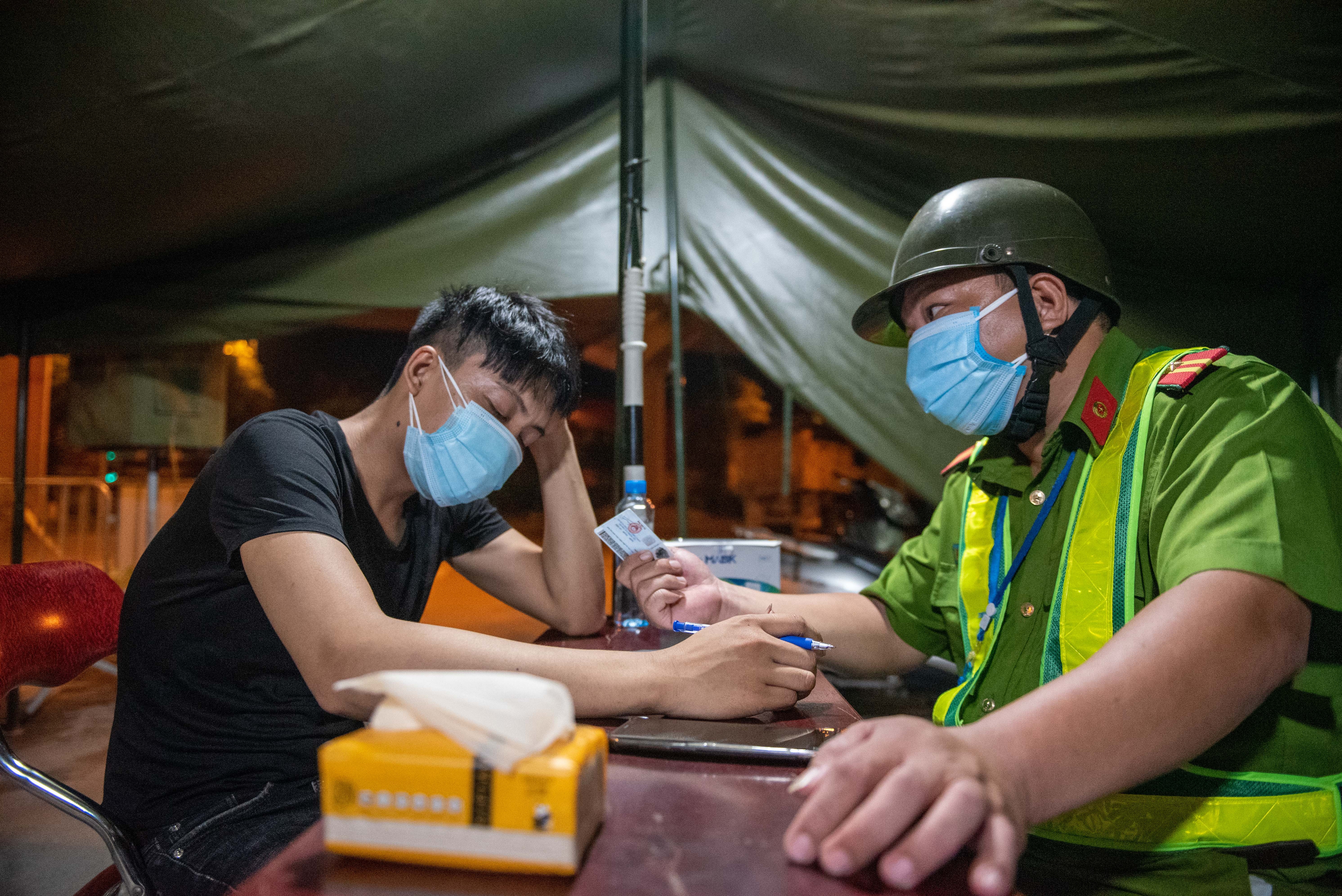 Chot kiem soat nguoi ra duong anh 7