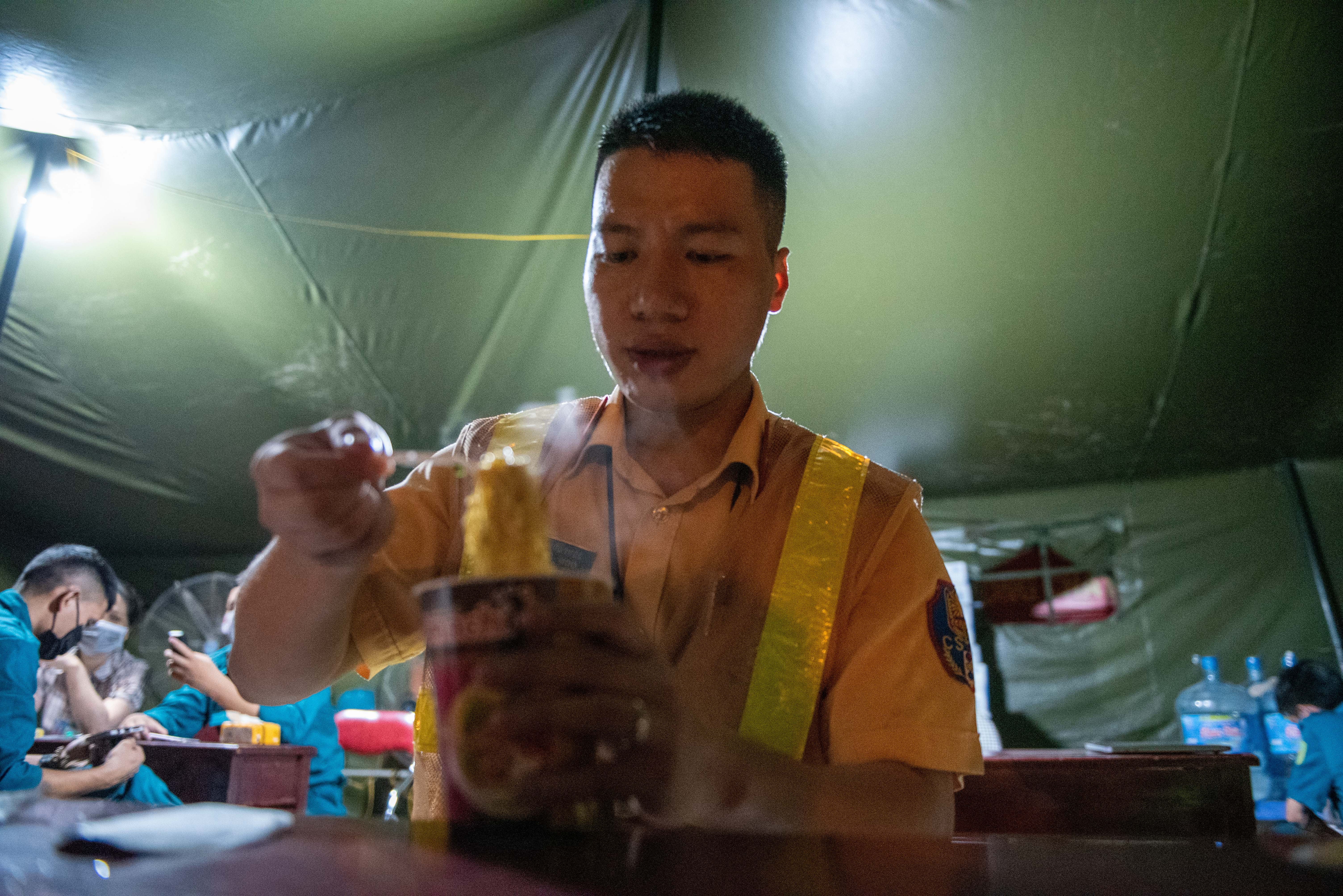 Chot kiem soat nguoi ra duong anh 11