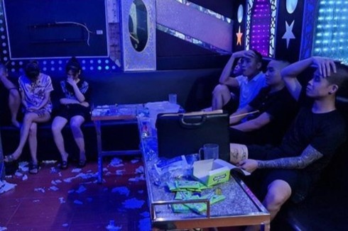Chu quan karaoke ru ban den hat, dung ma tuy hinh anh