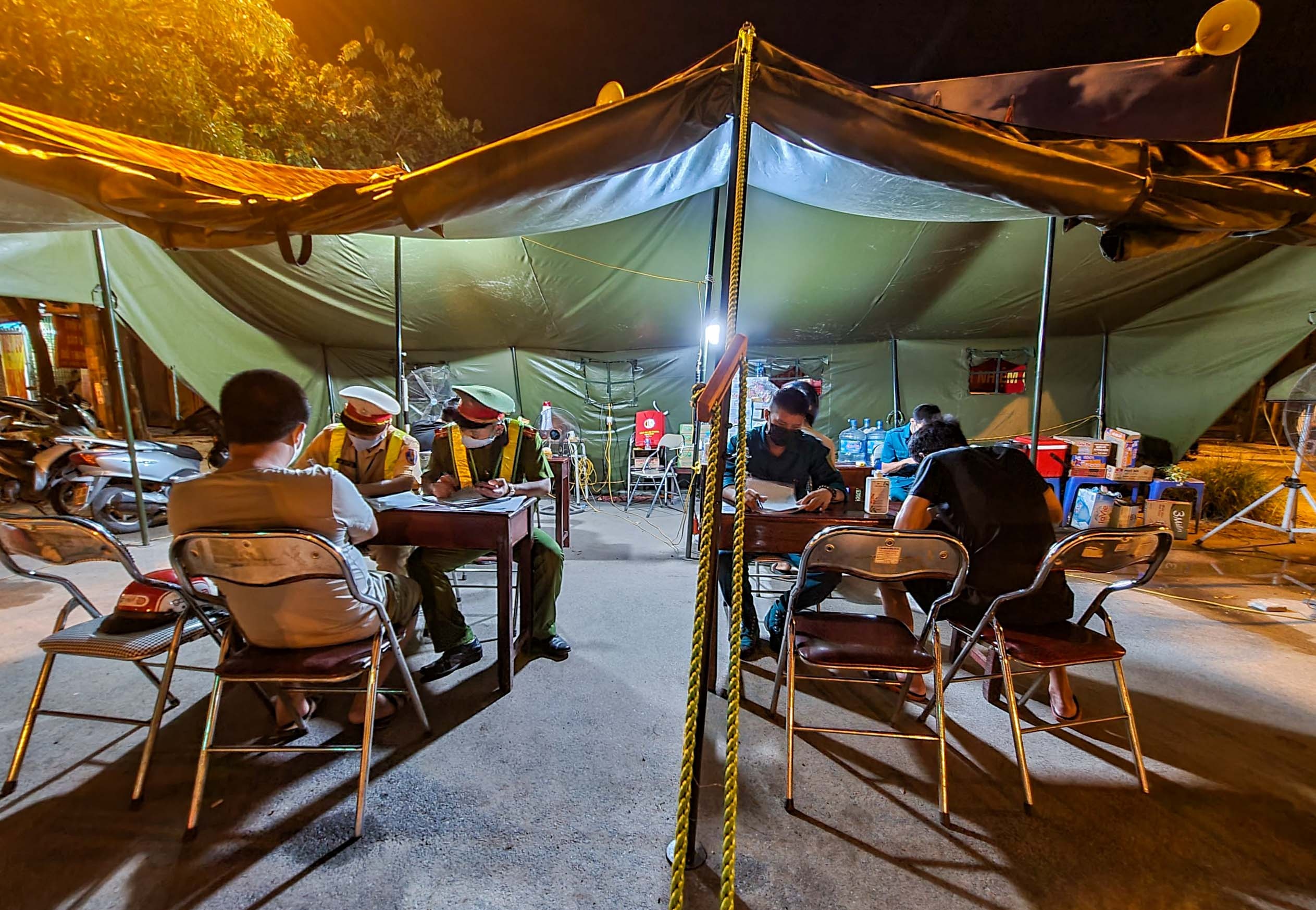 Chot kiem soat nguoi ra duong anh 10