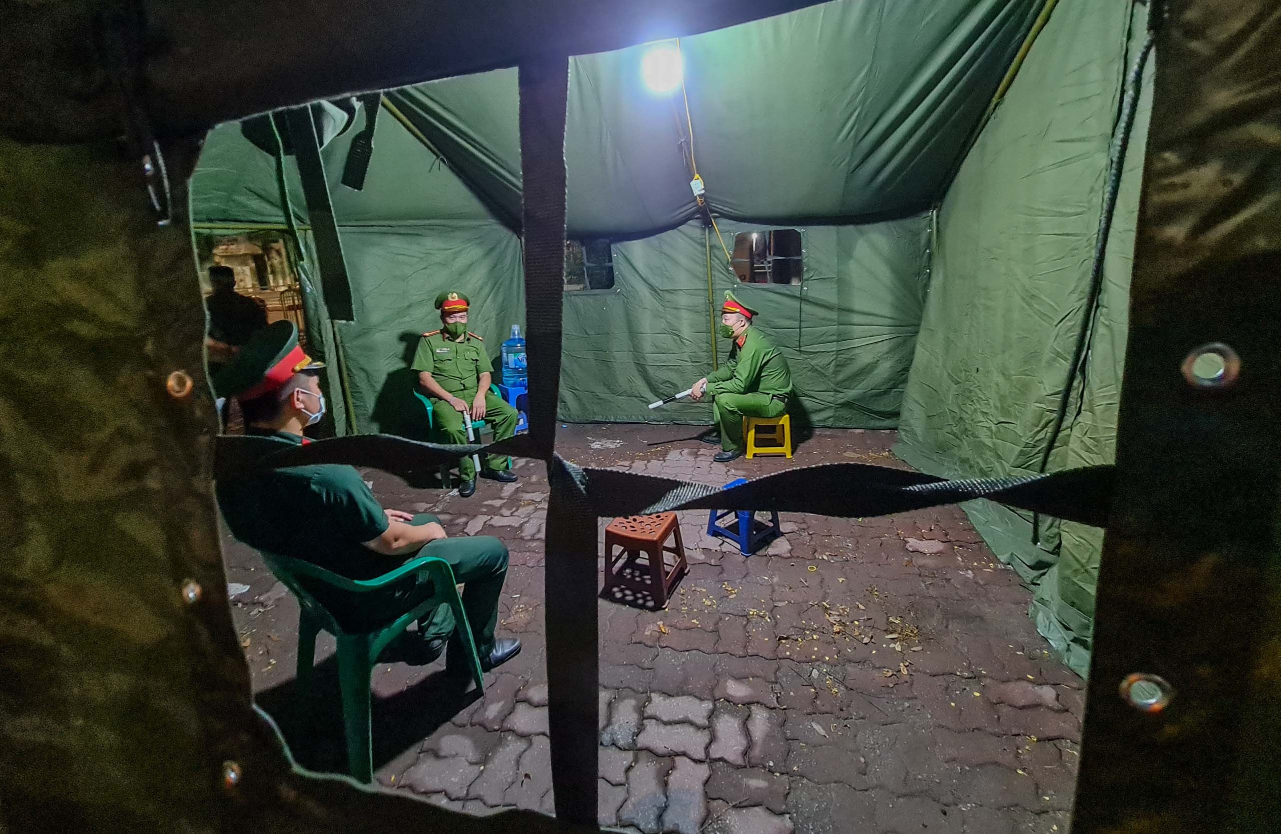 Chot kiem soat nguoi ra duong anh 5