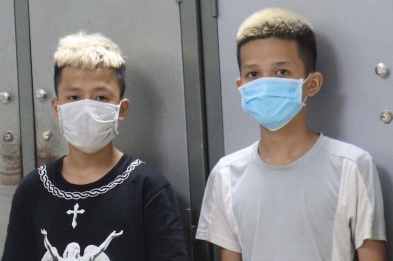 Nhom cuop cam kiem chan nguoi di duong hinh anh