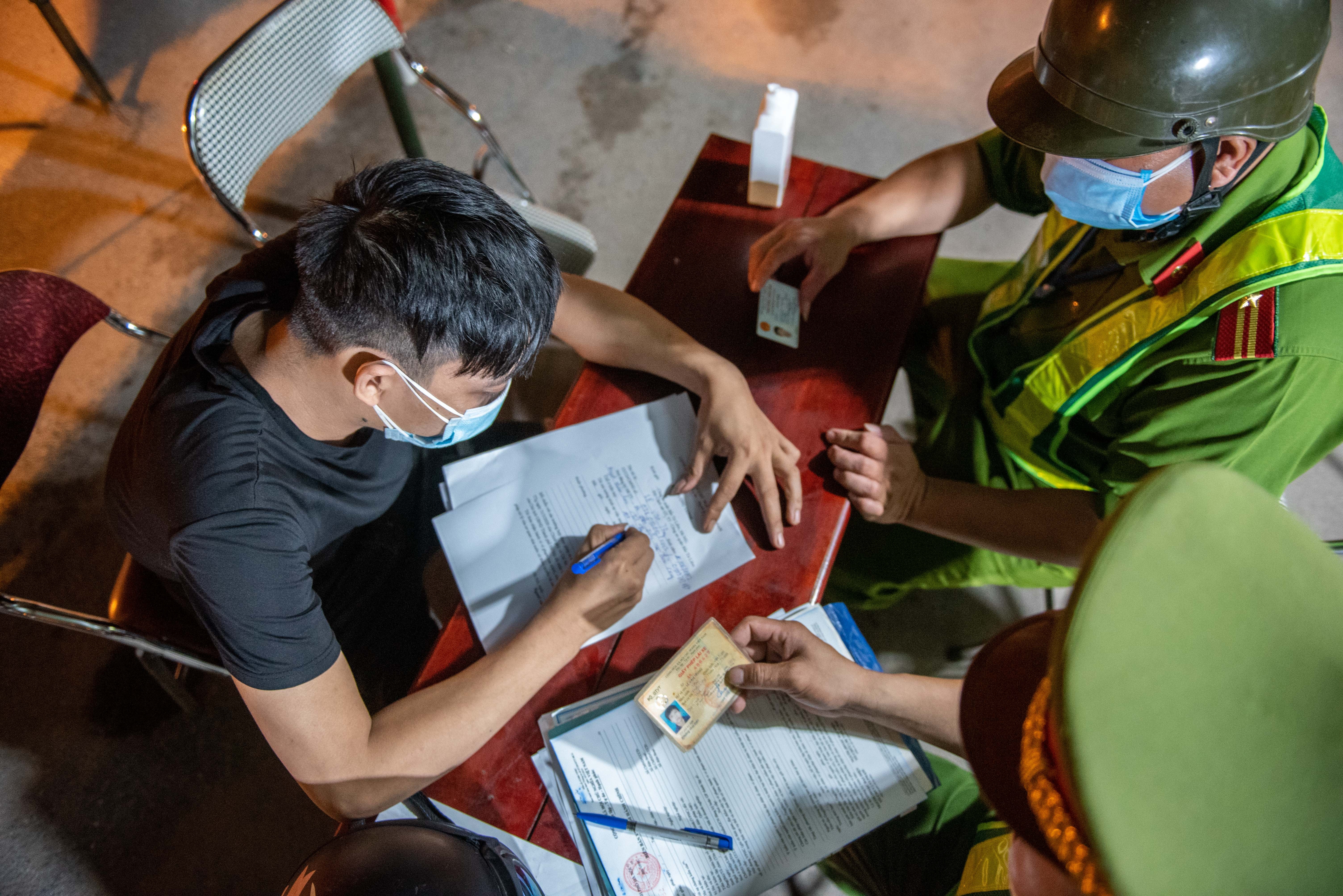 Ha Noi phat hon 8 ty sau mot tuan cach ly xa hoi hinh anh