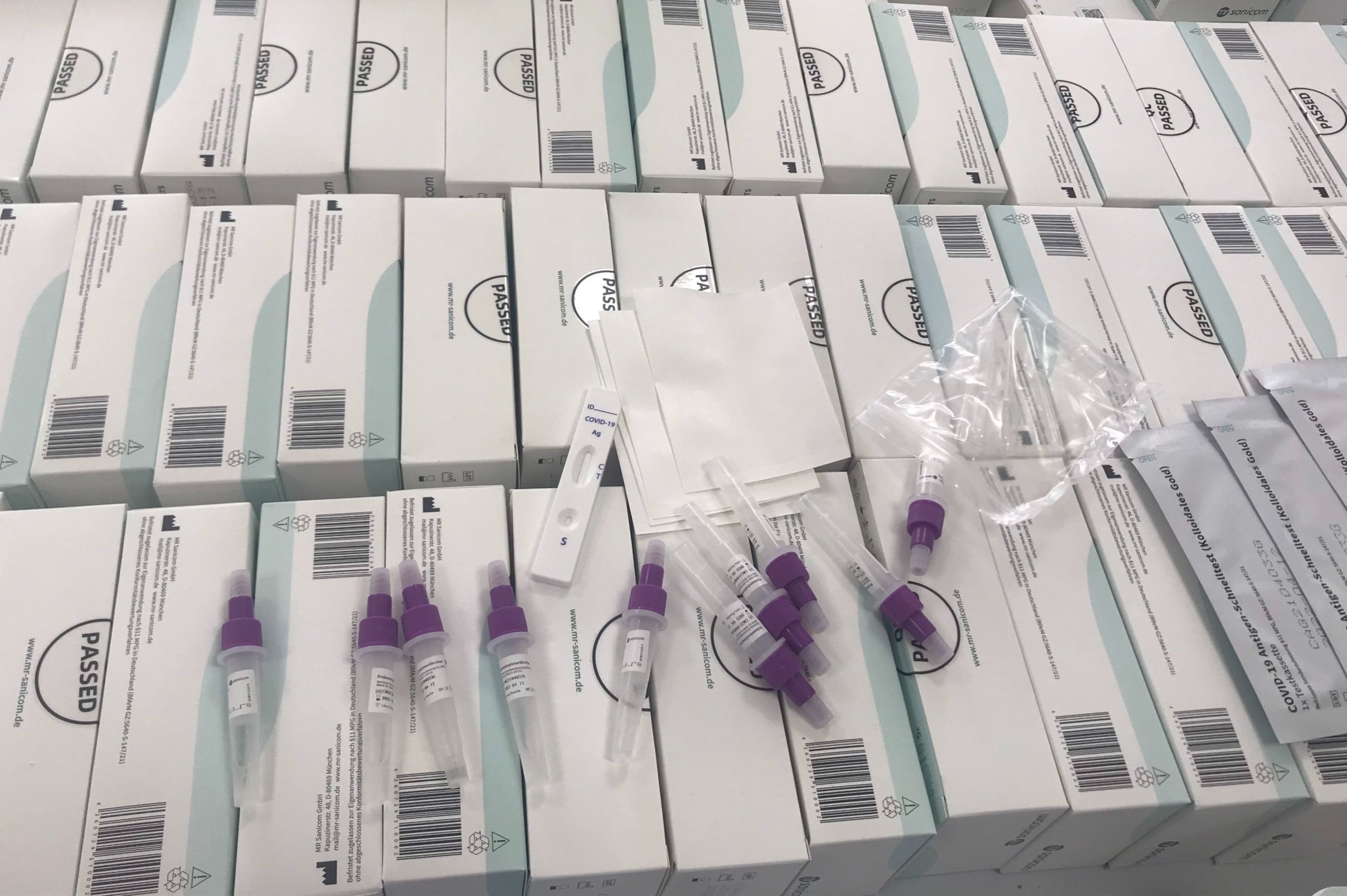 Thu giu gan 1.000 kit test nhanh Covid-19 khong ro nguon goc hinh anh