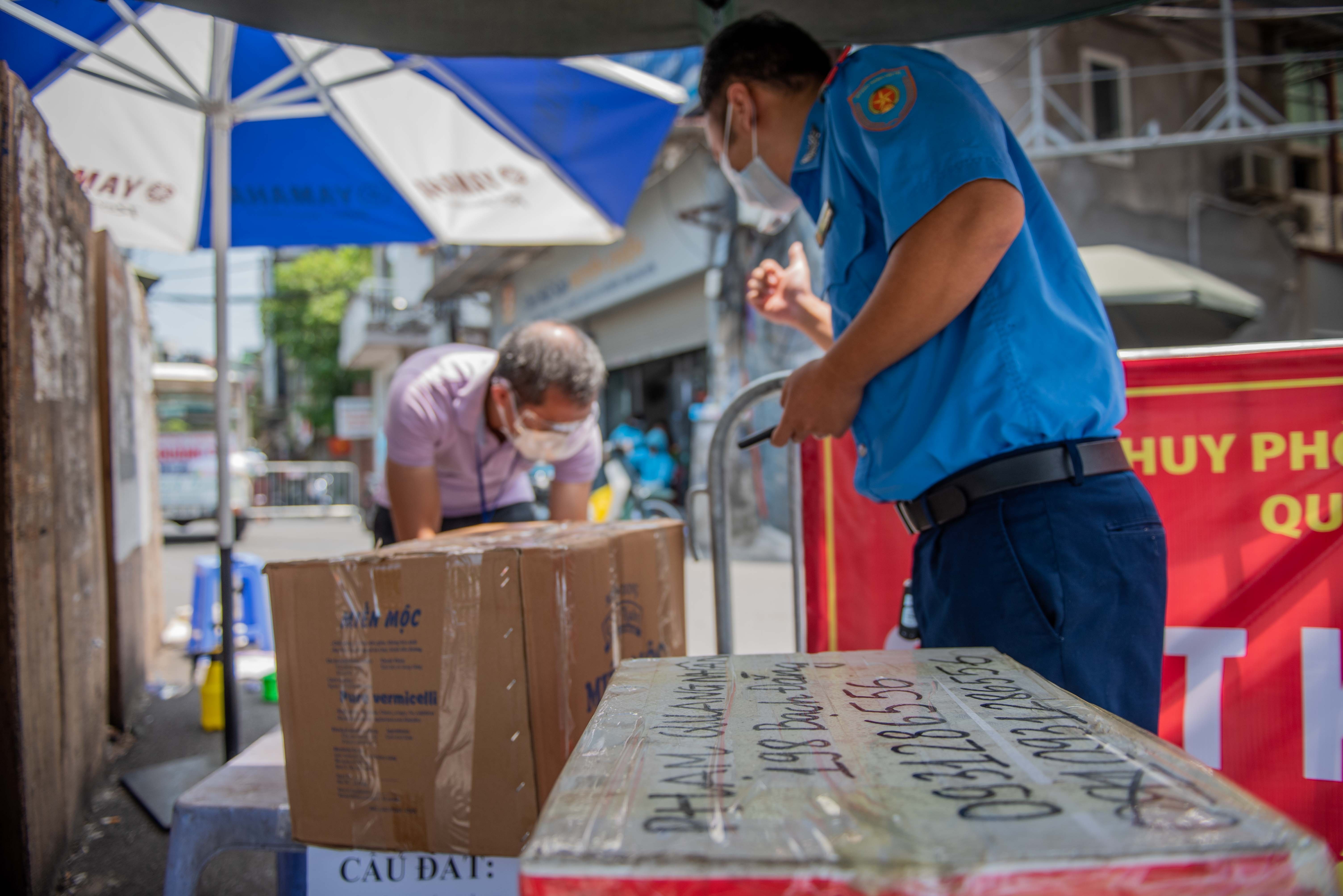 Tiep te do an o khu phong toa anh 7