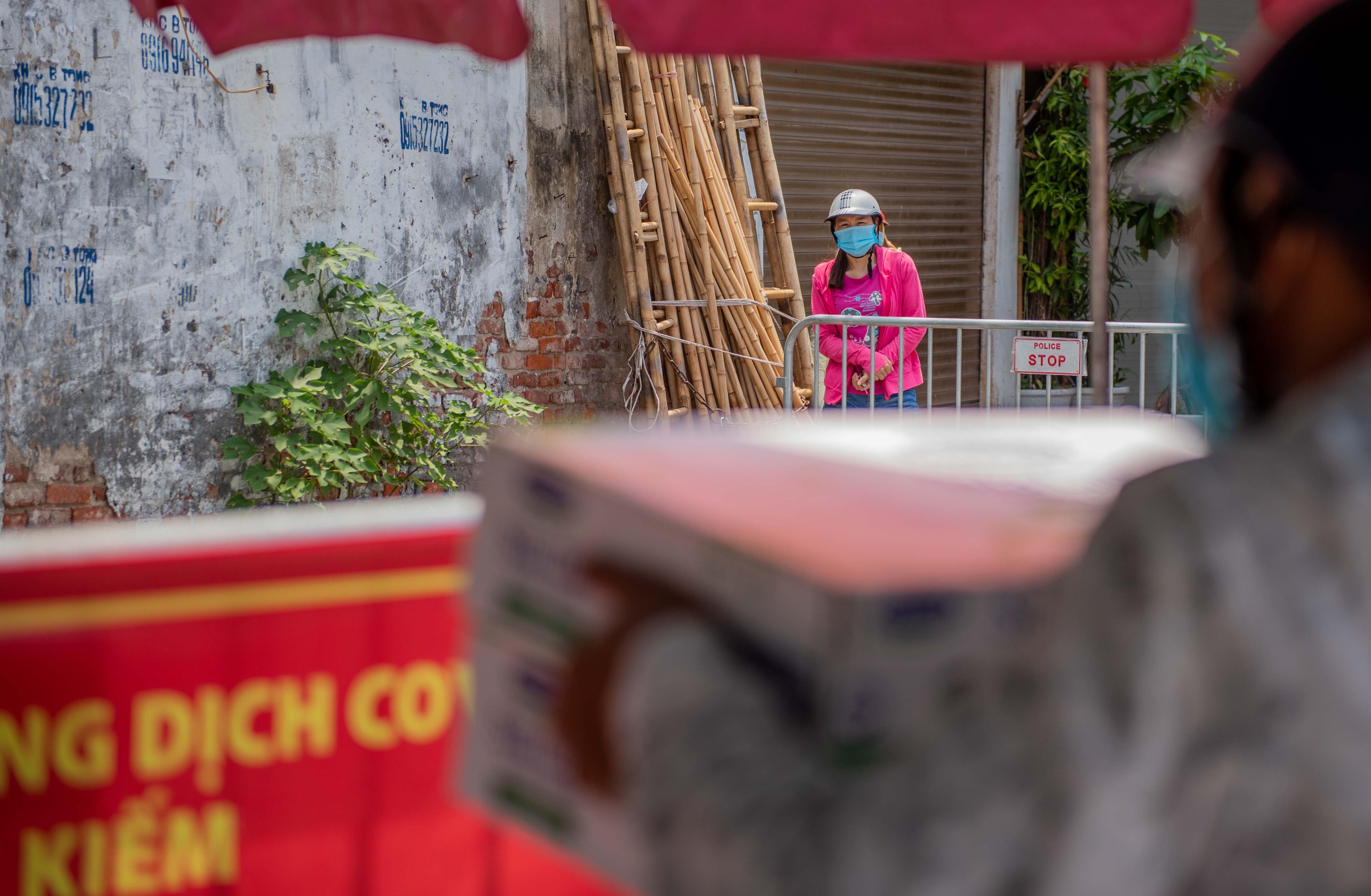 Tiep te do an o khu phong toa anh 3